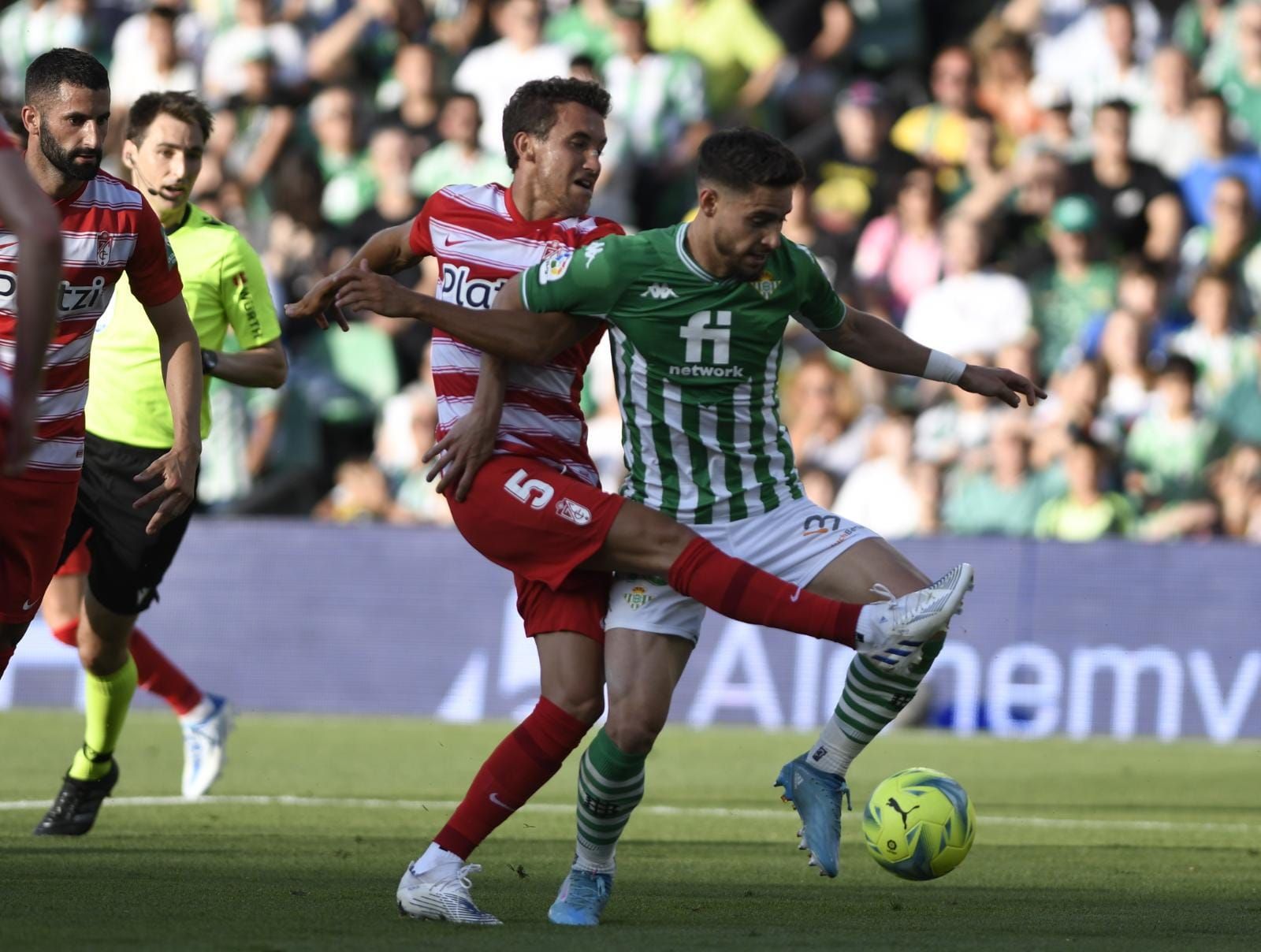  Álex Moreno ante el Granada