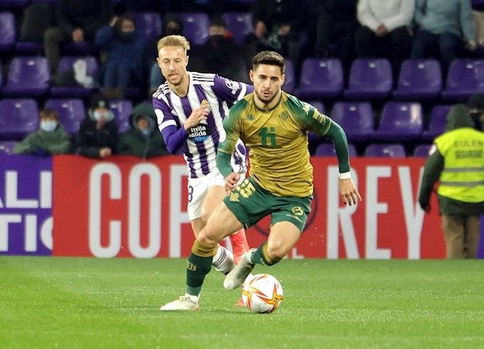  Álex Moreno ante el Valladolid