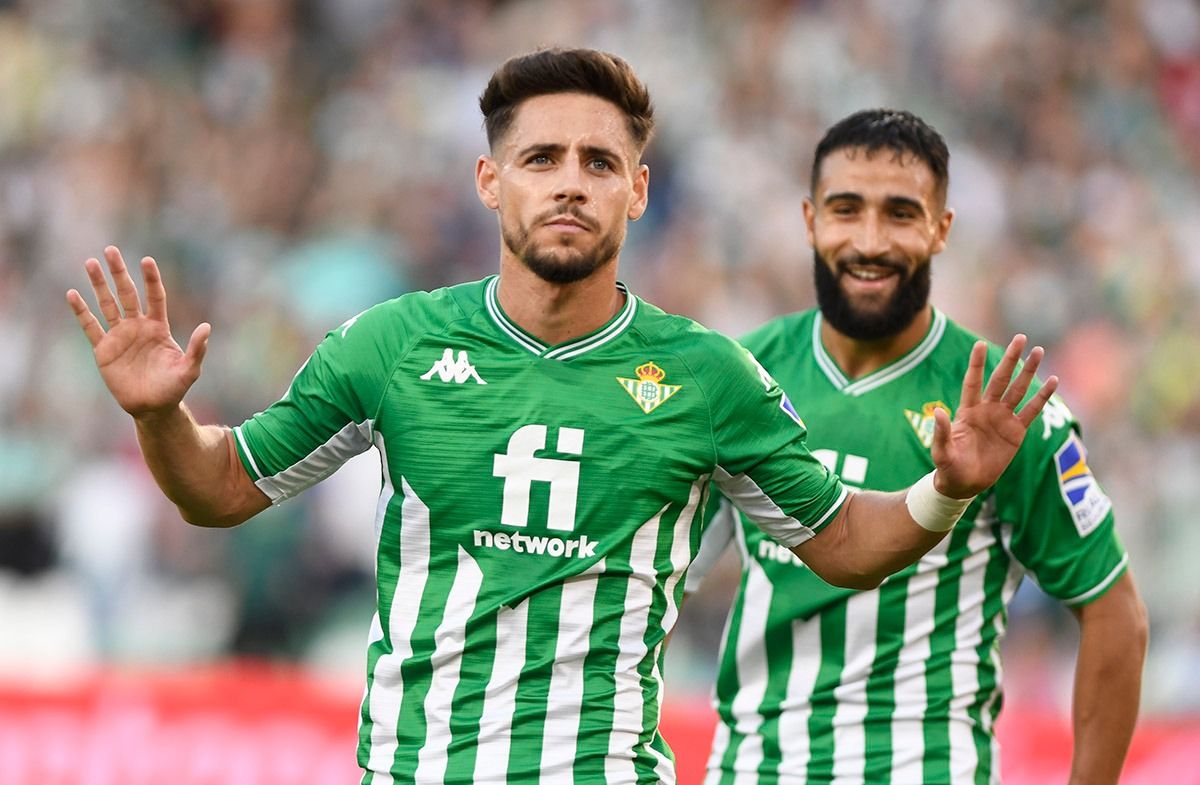 Álex Moreno celebra su gol ante el Rayo.