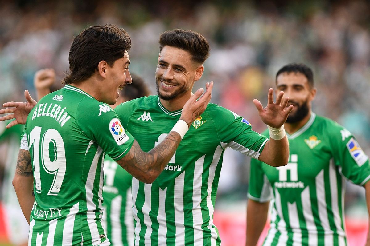 Álex Moreno celebra su gol ante el Rayo.