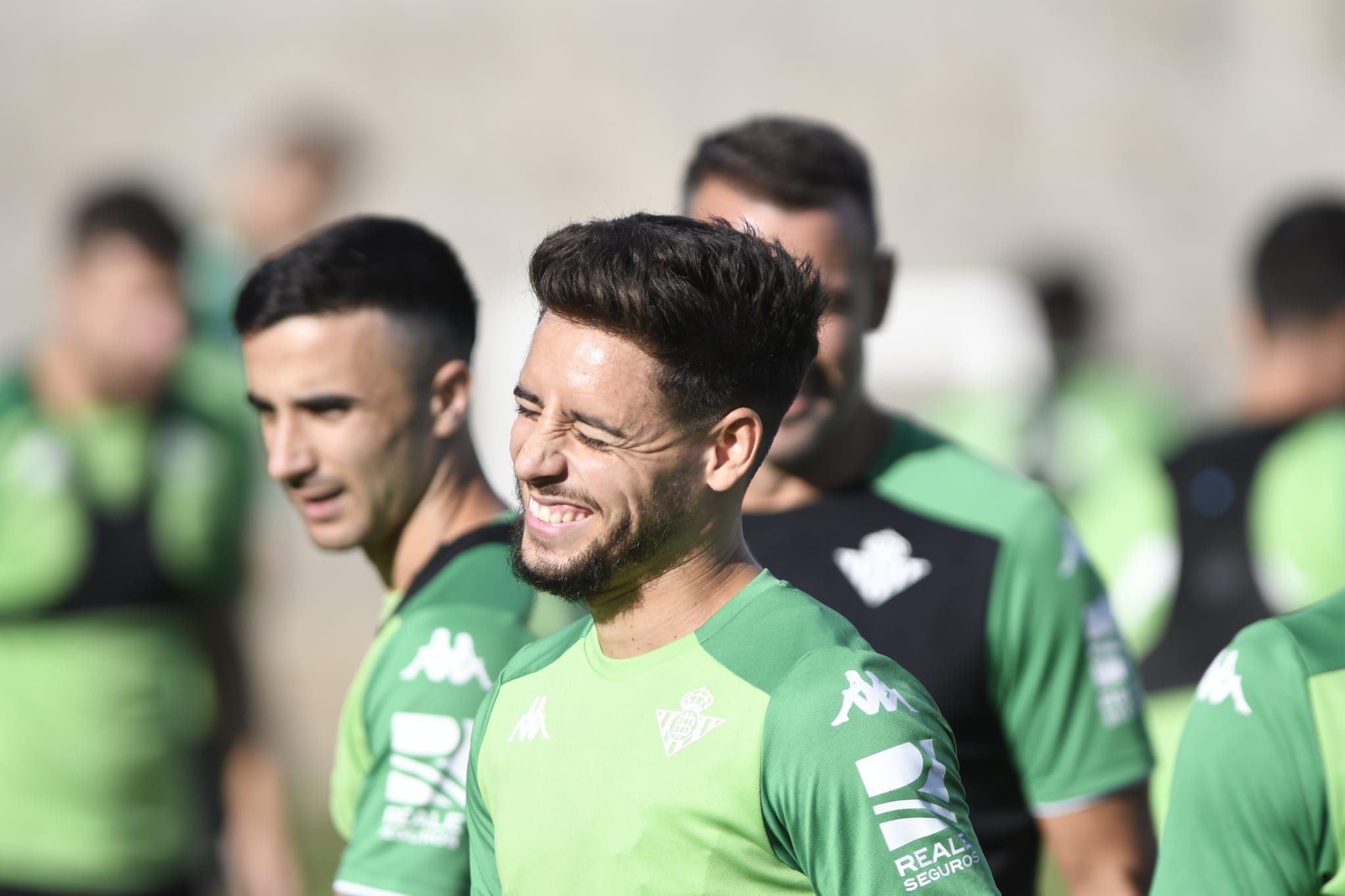 Álex Moreno y Rober vuelven a entrenarse con el Betis. Foto: Kiko Hurtado