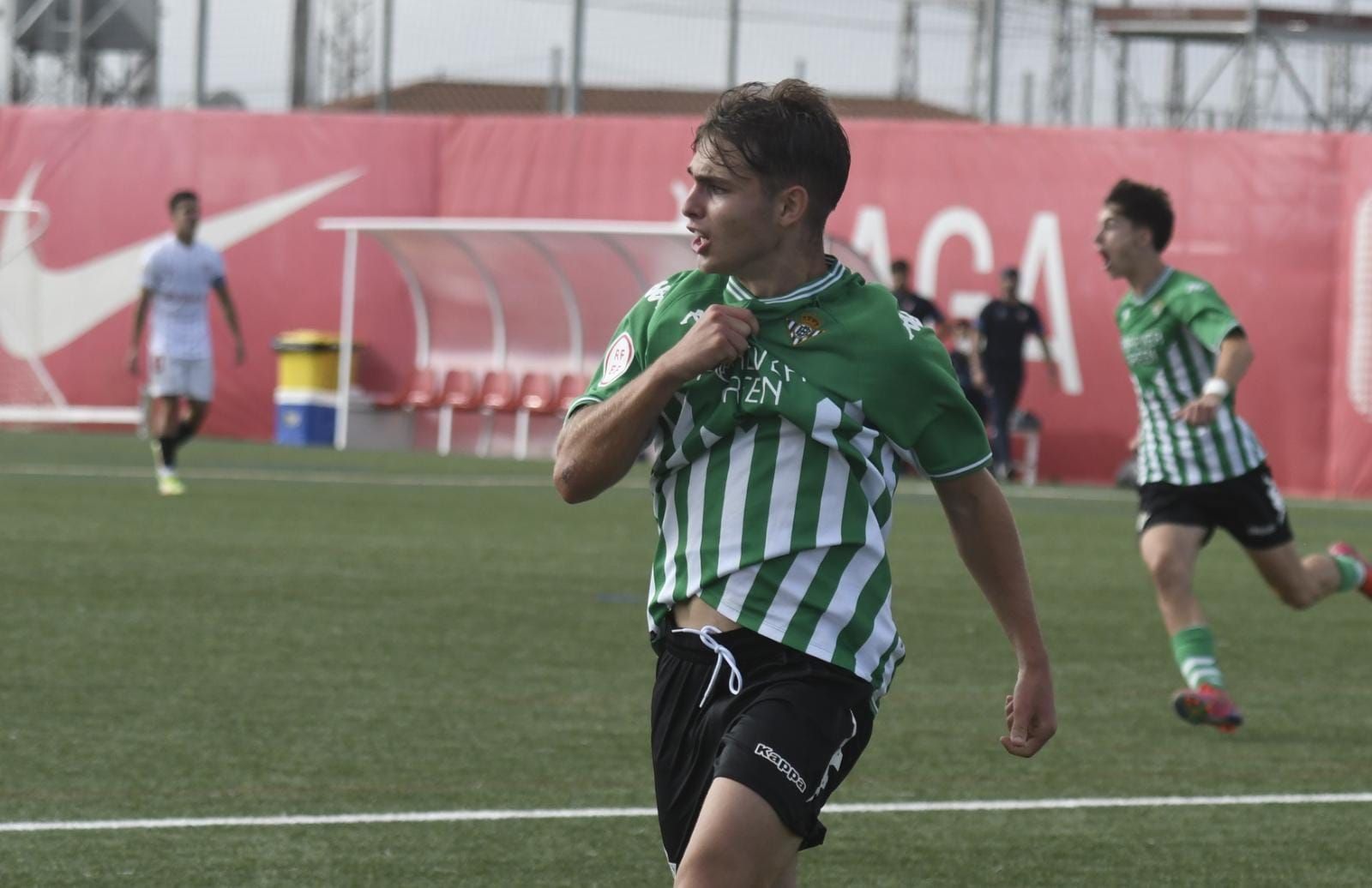 Álex Ortiz celebraba el gol del Betis en el derbi juvenil.