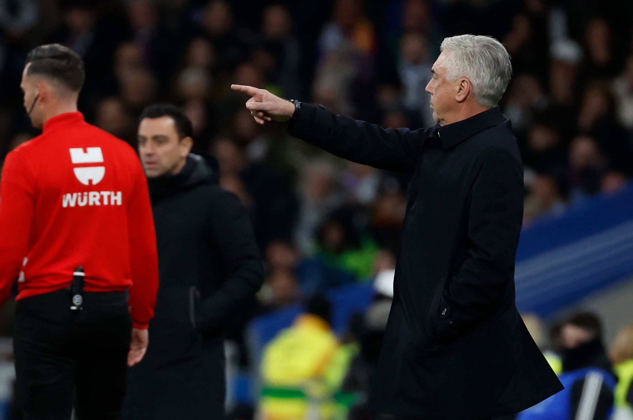 Ancelotti, ante Xavi, en la banda del Santiago Bernabéu.