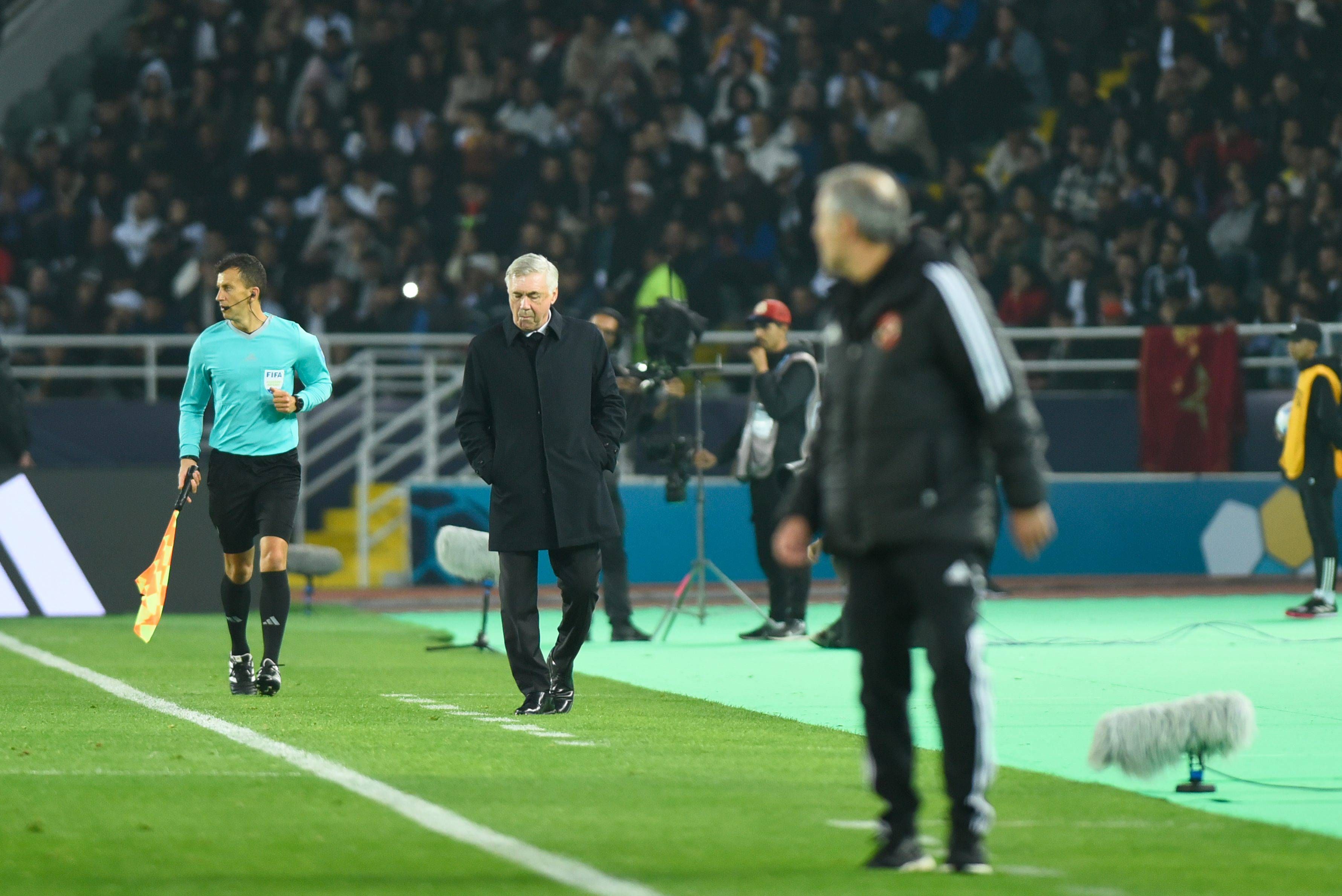  Ancelotti, en la banda durante el Al Ahly-Real Madrid (FOTO: Cordón Press).