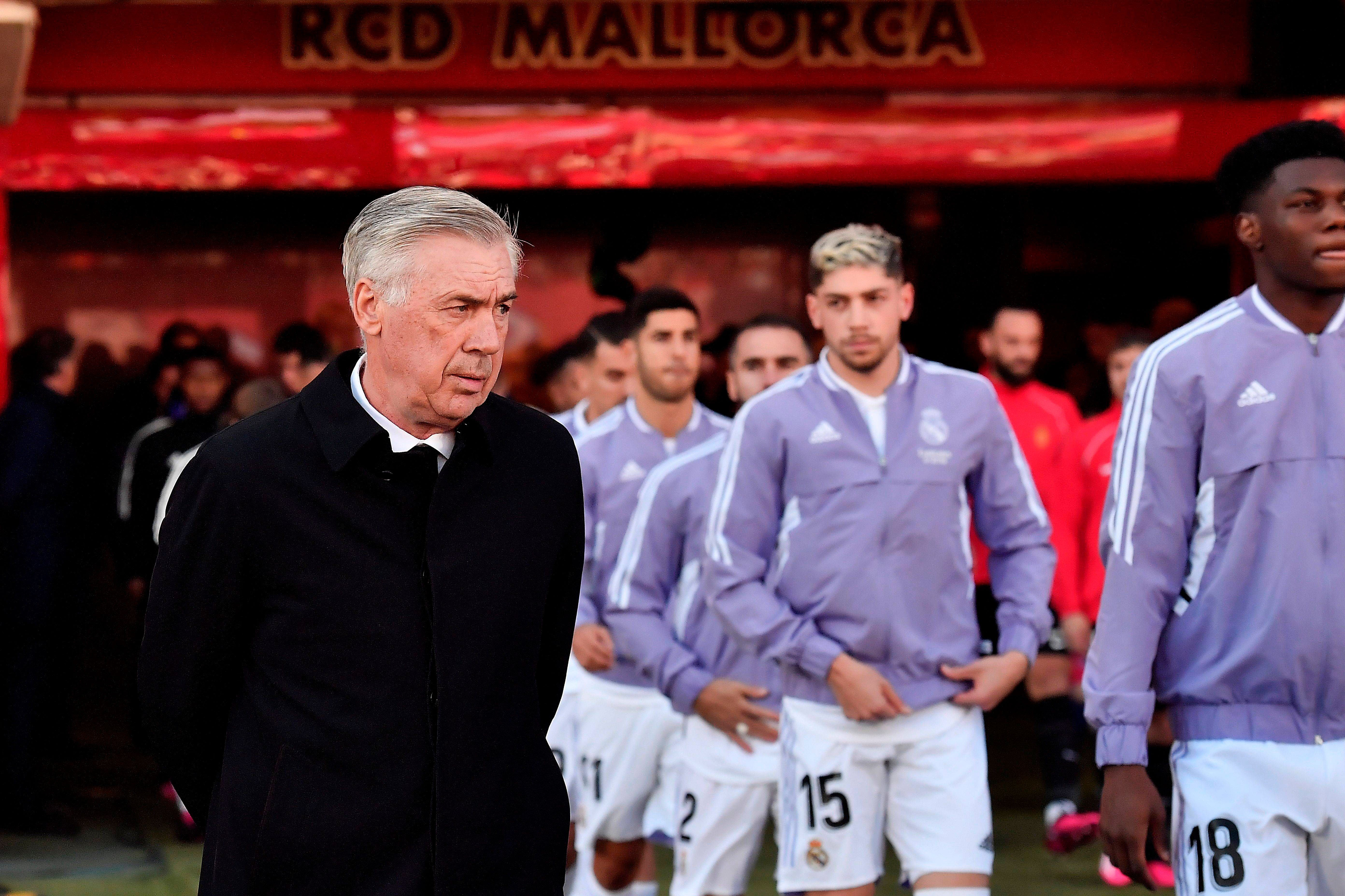 Ancelotti salta al Visit Mallorca Estadi ante la mirada de Fede Valverde.