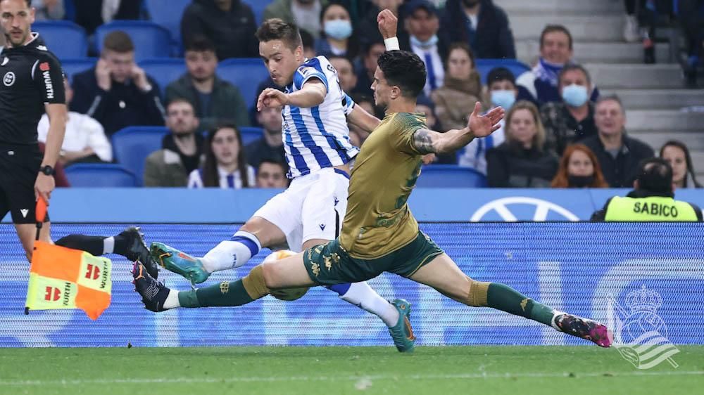 Andoni Gorosabel trata de avanzar por su banda ante Bartra.