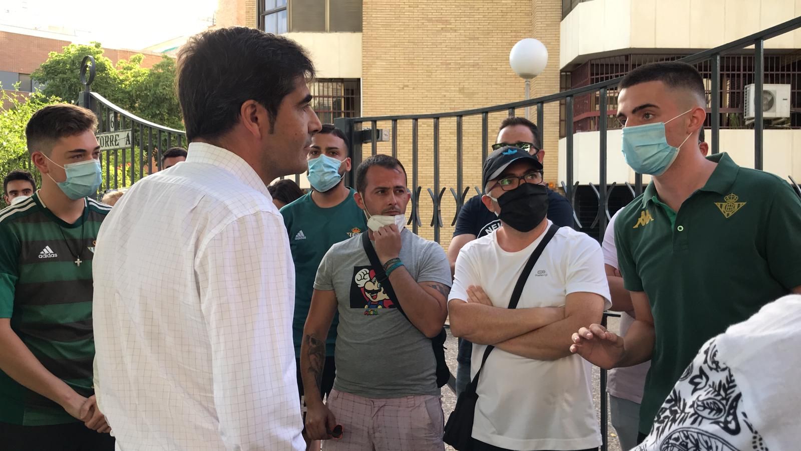  Ángel Haro, hablando con aficionados.