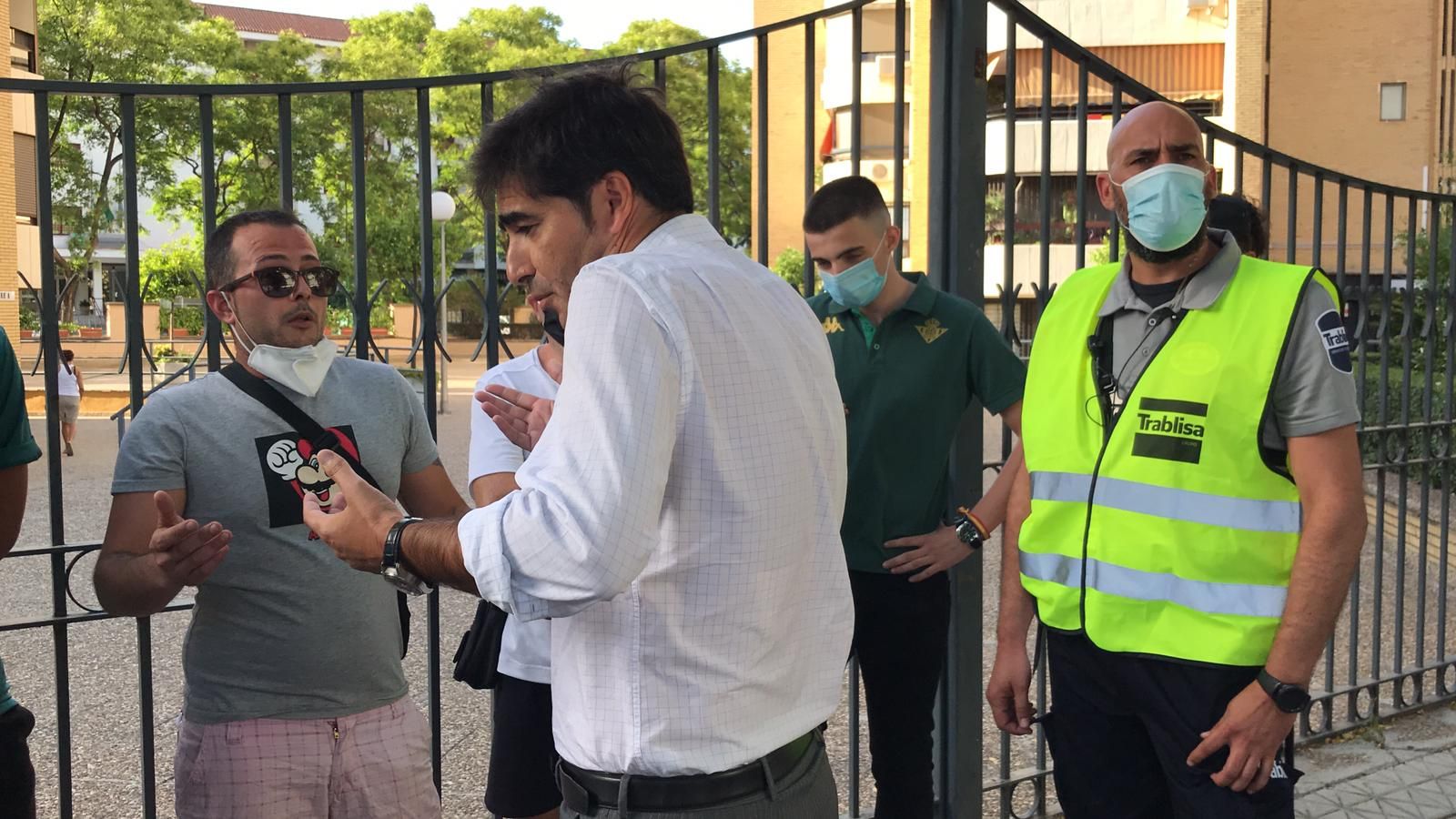  Ángel Haro, hablando con aficionados.