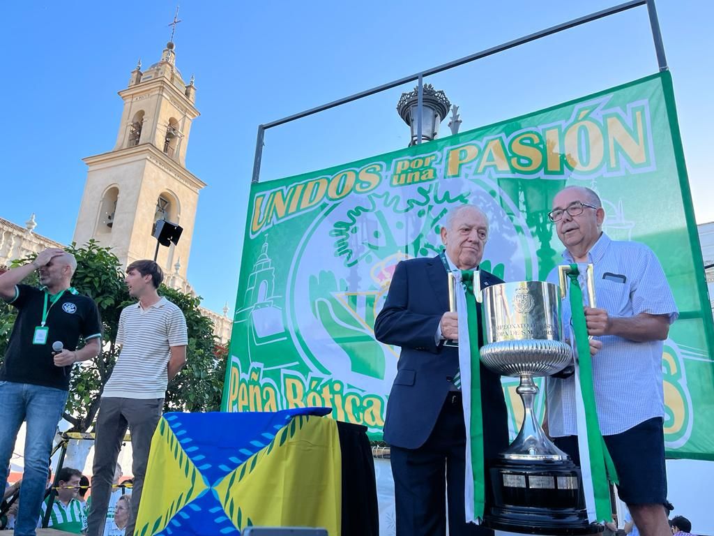  Antonio Carrascosa, a la izquierda, socio número 4 del Betis.