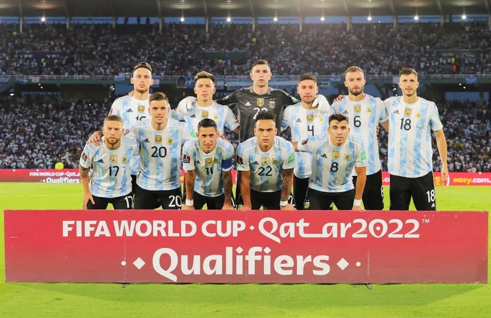 Once inicial de Argentina con Pezzella y Guido Rodríguez.