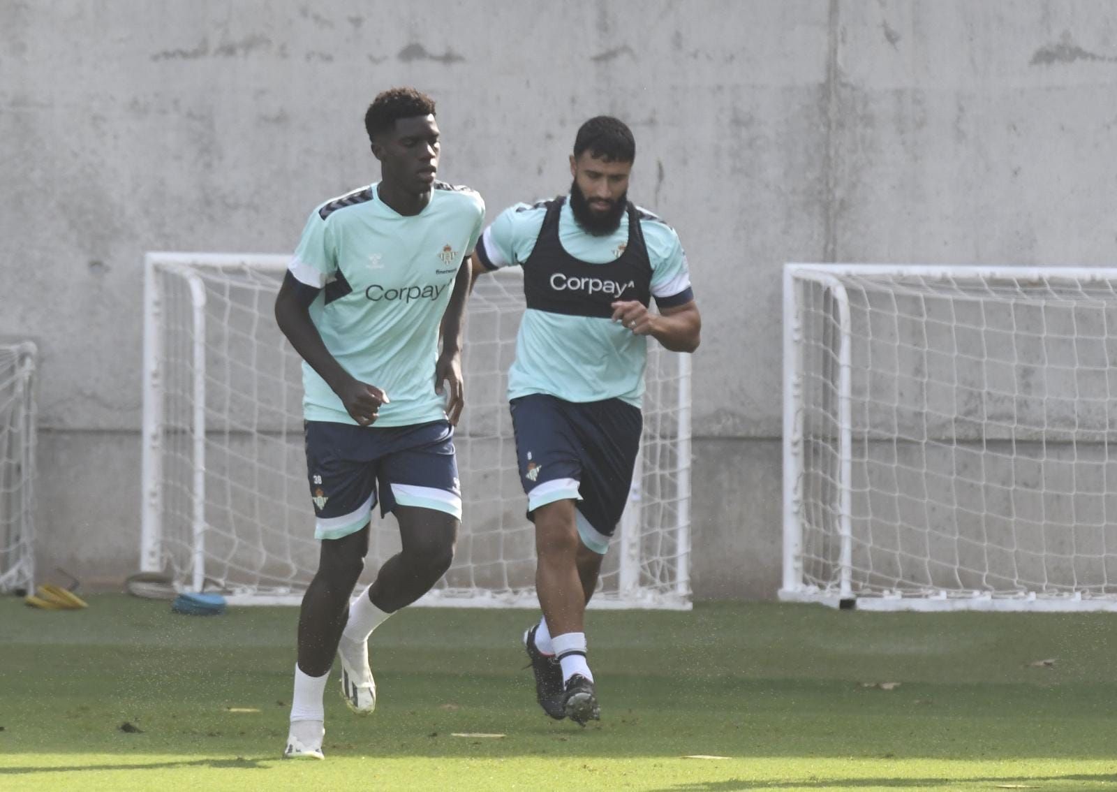  Assane Diao y Nabil Fekir, en un entrenamiento