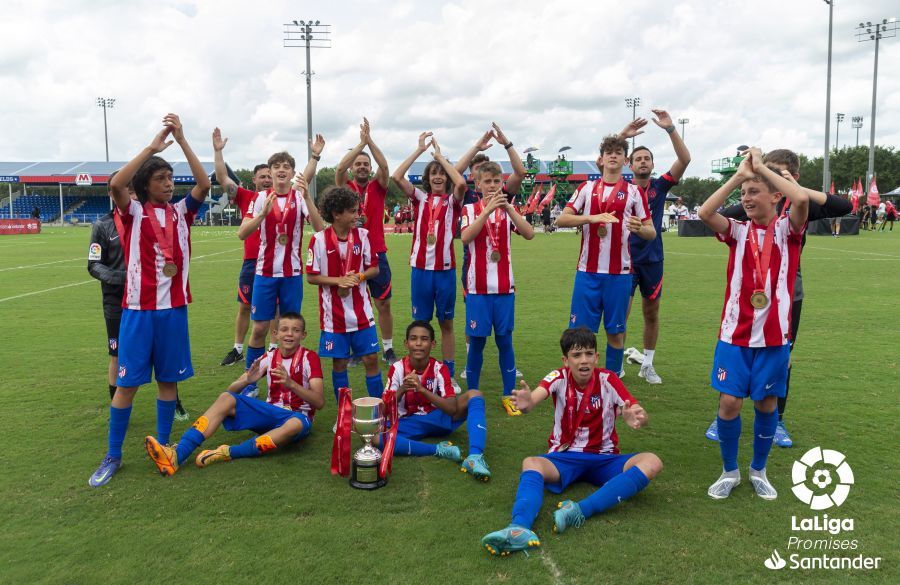 Emaná René celebra el título de LaLiga Promises con sus compañeros del Atlético.