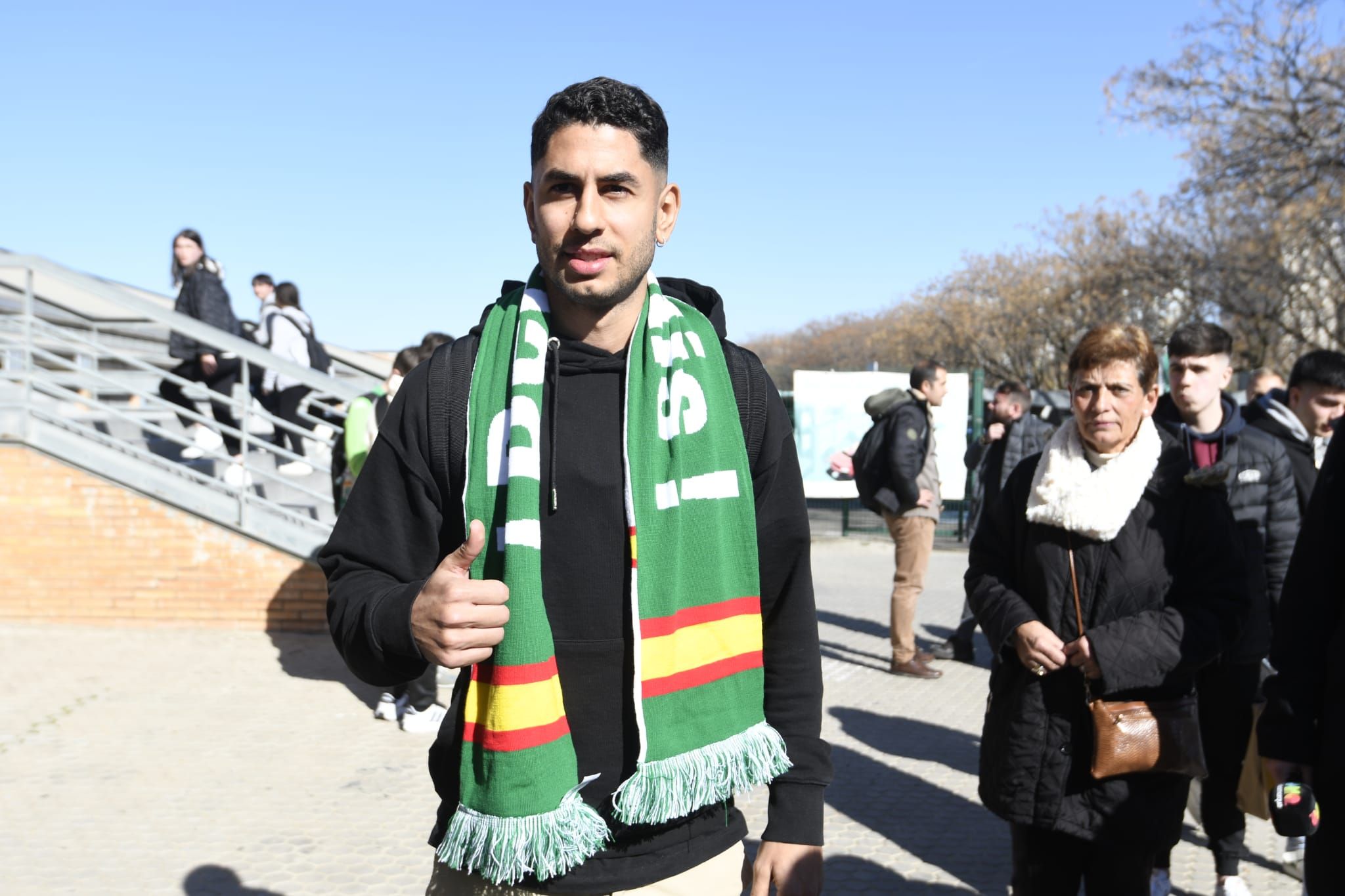 Ayoze posa con la bufanda del Betis