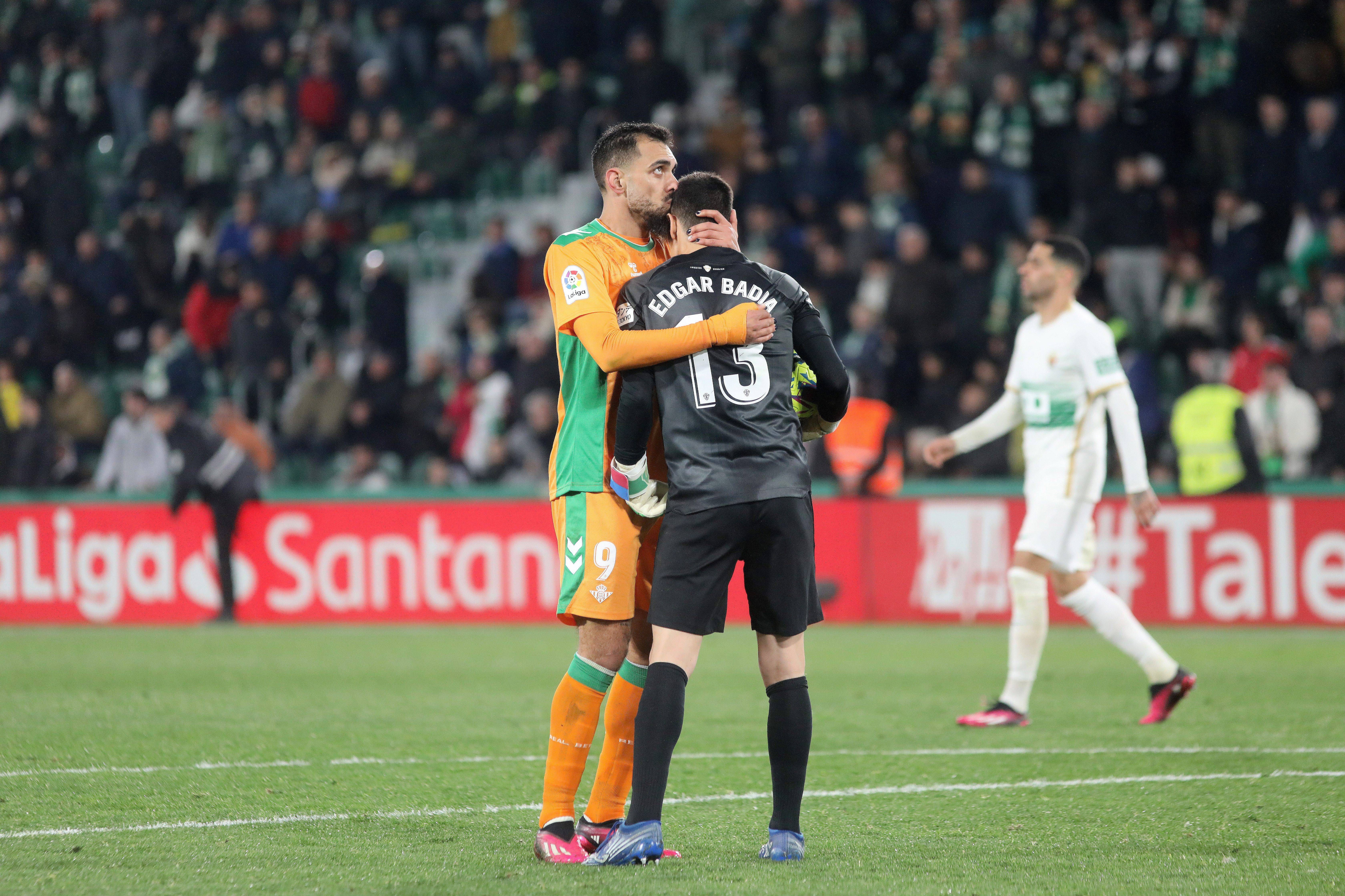 Borja Iglesias abraza a Edgar Badía en el Elche-Betis.