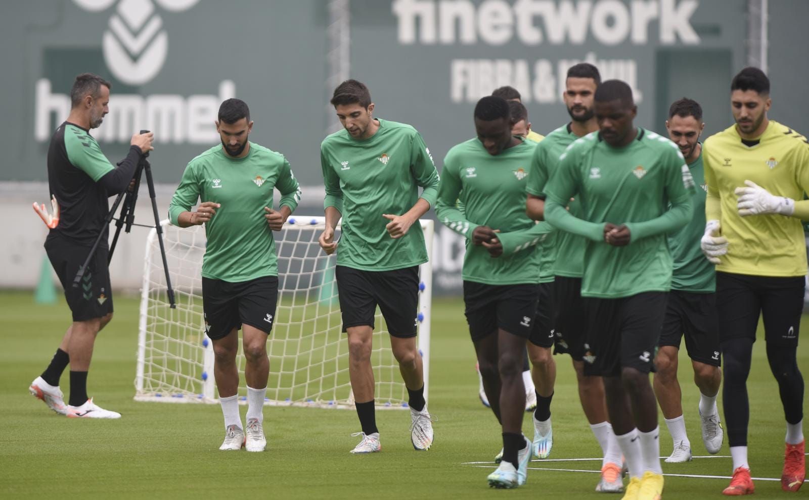 Los jugadores del Betis en el entrenamiento de este martes (foto: Kiko Hurtado).
