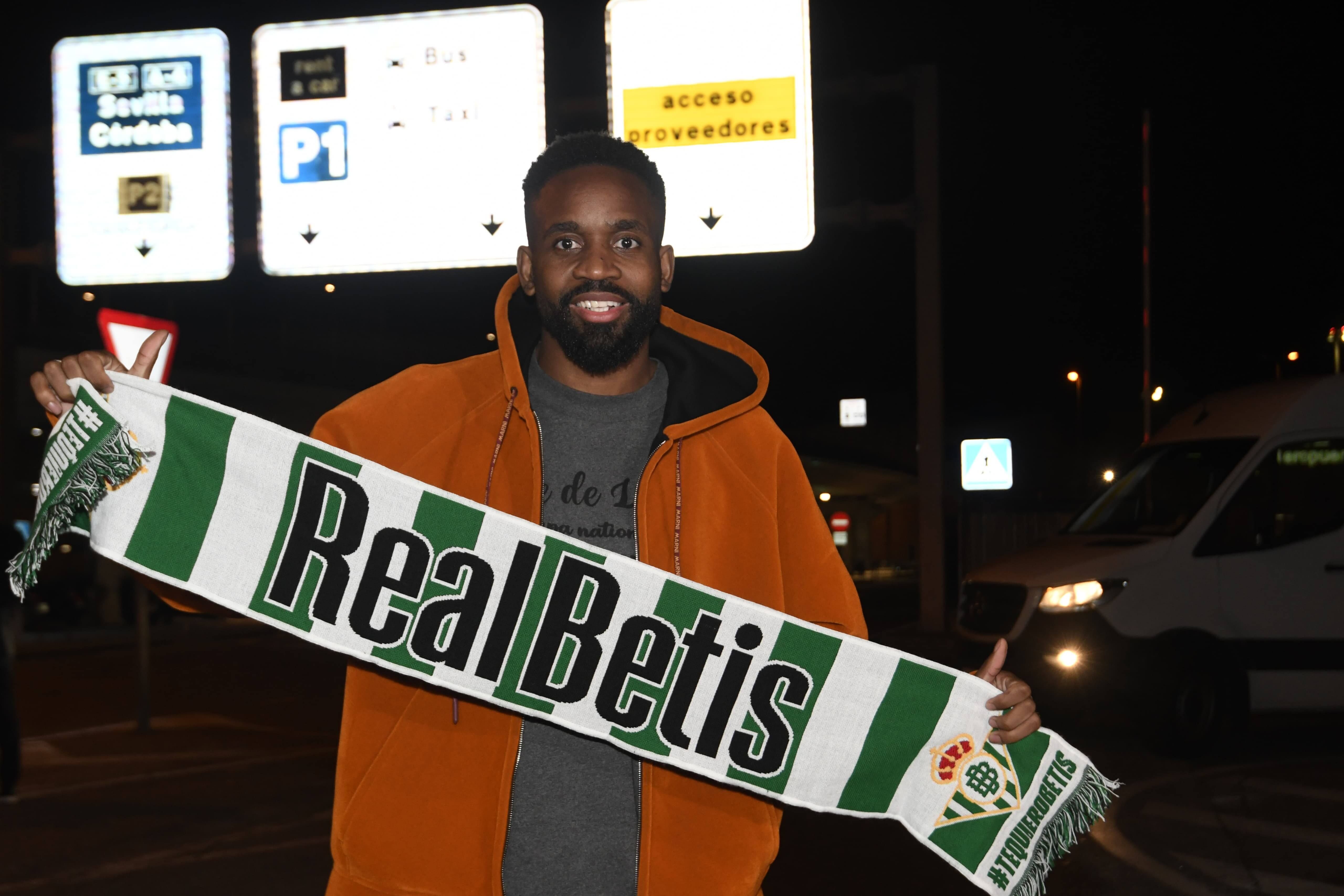 Bakambu llega a Sevilla y se pone la bufanda del Betis