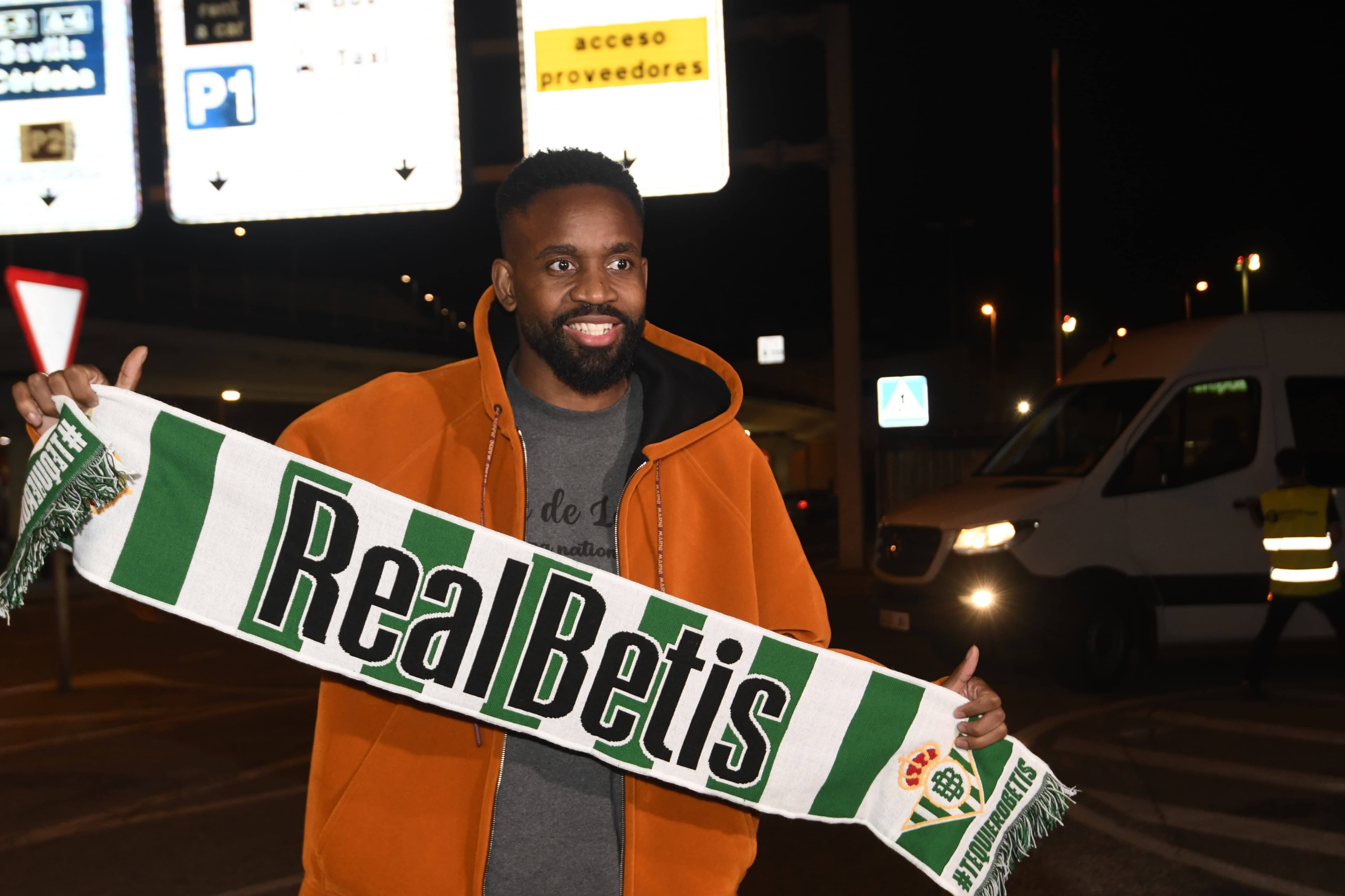 Bakambu llega a Sevilla y se pone la bufanda del Betis