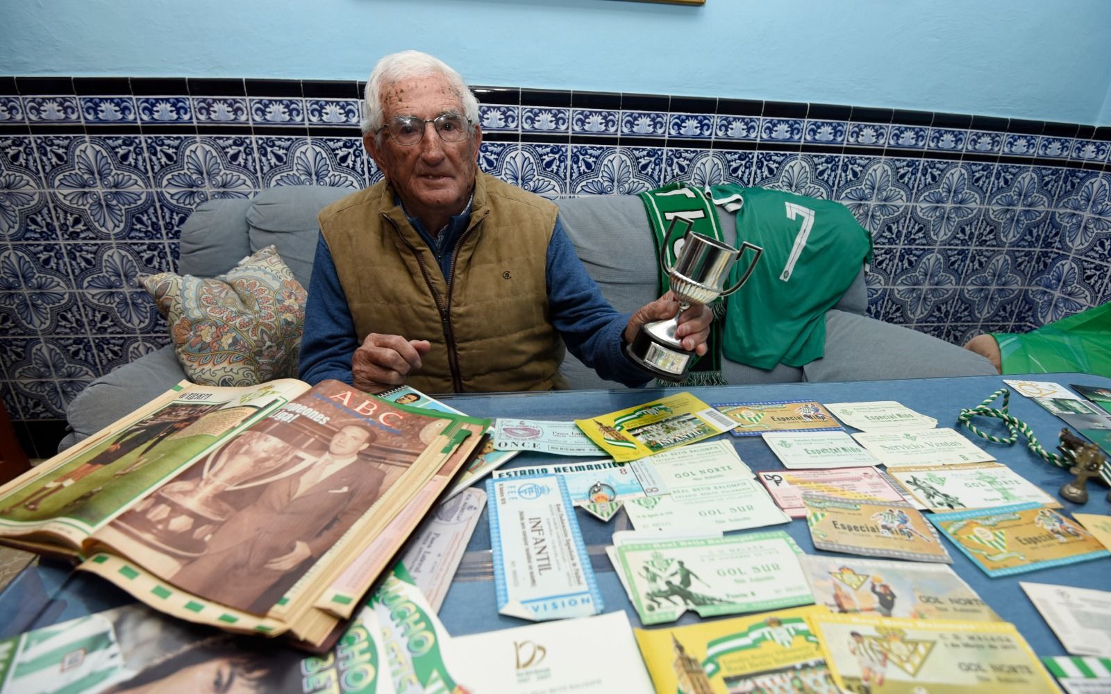  Bartolomé, el abuelo que recibió la llamada de Pellegrini, enseña sus recuerdos del Betis.