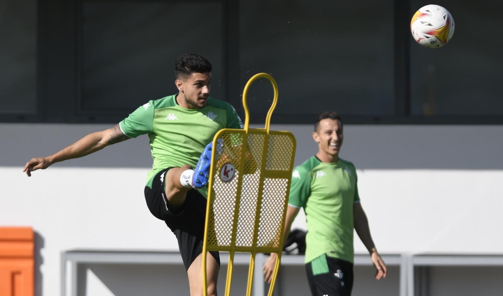 Bartra golpea un balón en un entreno del Betis..
