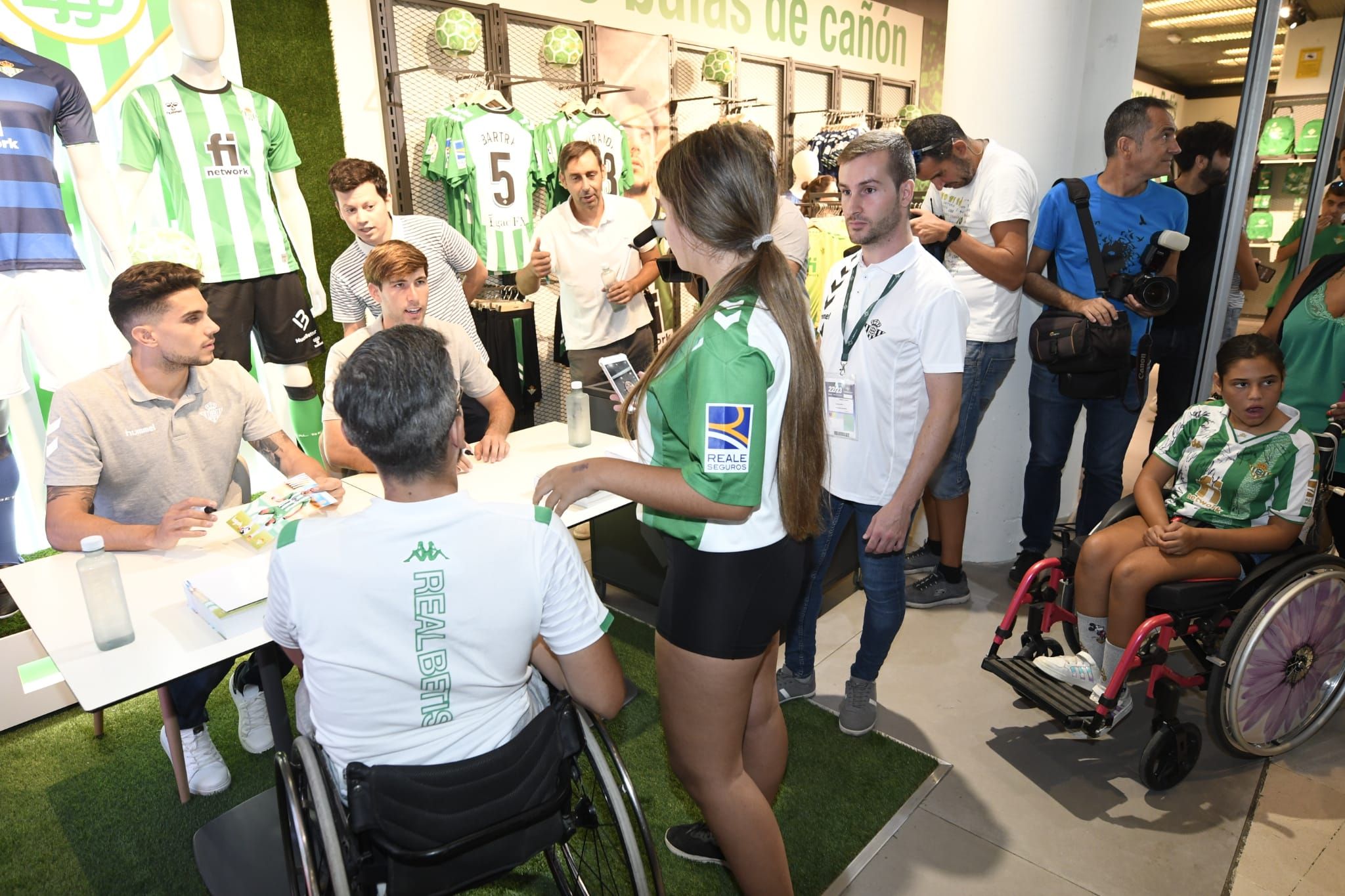 Bartra y Juan Miranda en la nueva tienda del Betis de Lagoh