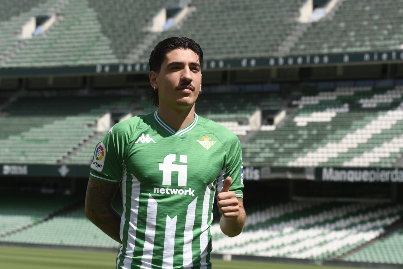  Bellerín posa en el Benito Villamarín.