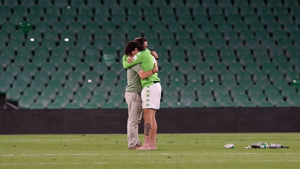  Bellerín y su padre, abrazados en el césped del campo del Betis
