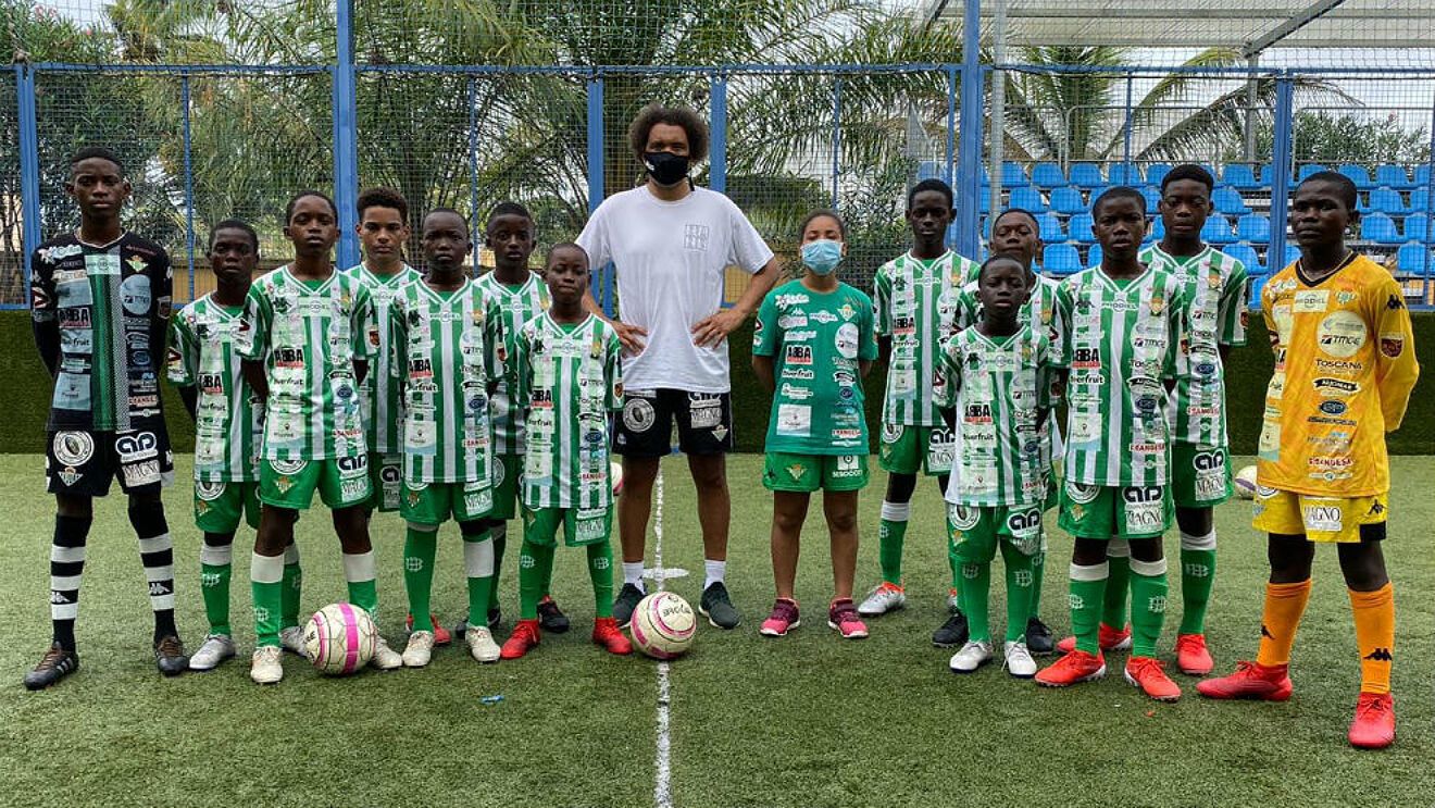 Benjamín Zarandona, en Guinea Ecuatorial con el proyecto del Betis.