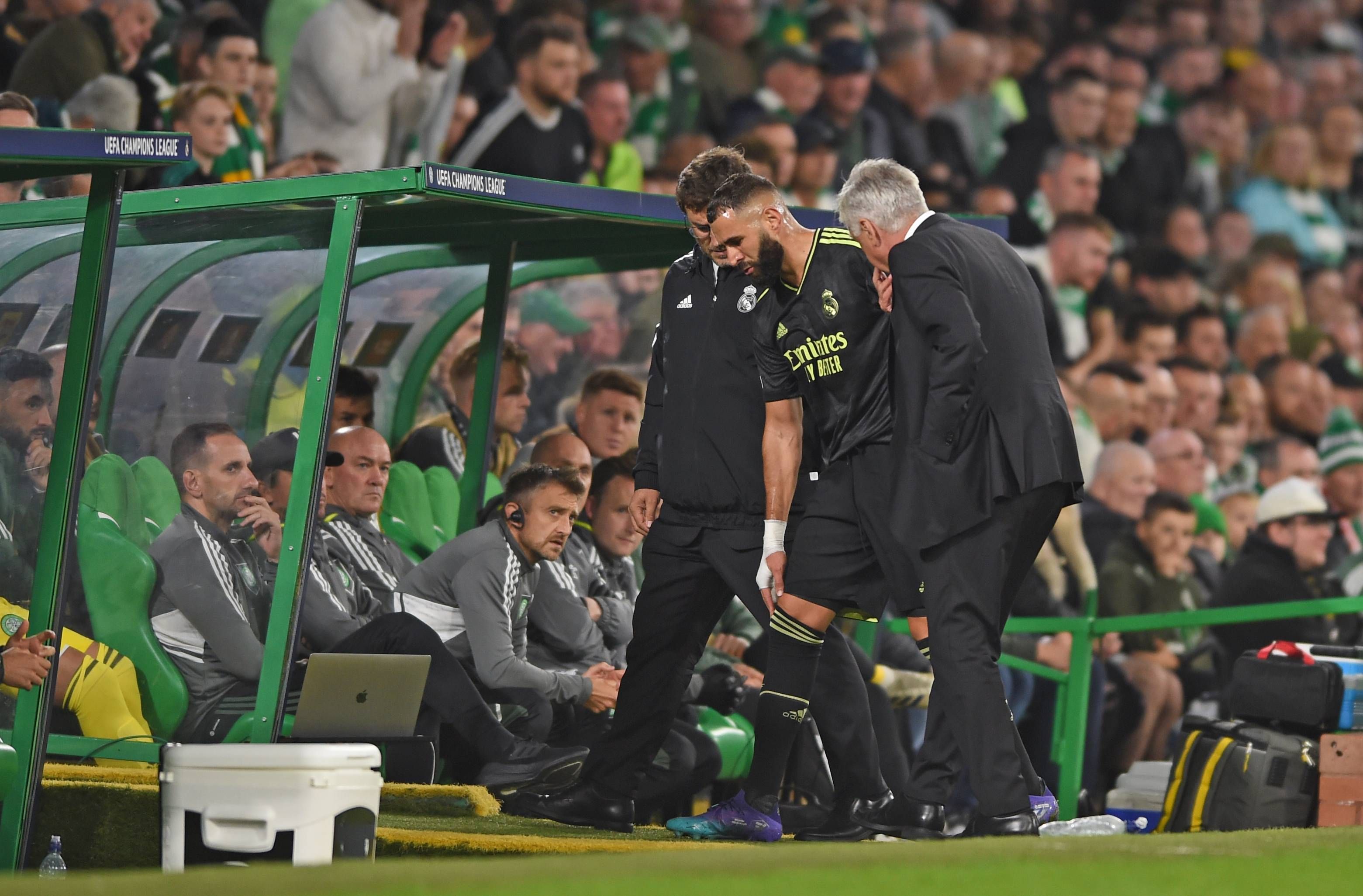  Benzema charla con Ancelotti tras irse lesionado con el Real Madrid.
