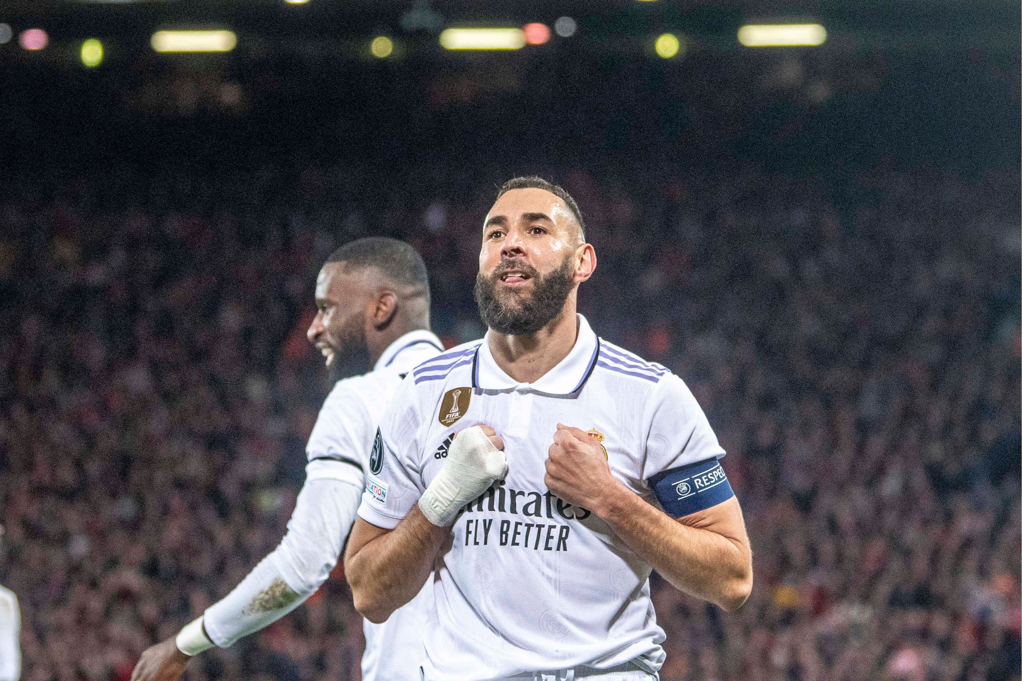  Benzema celebra uno de sus goles en el Liverpool-Real Madrid.