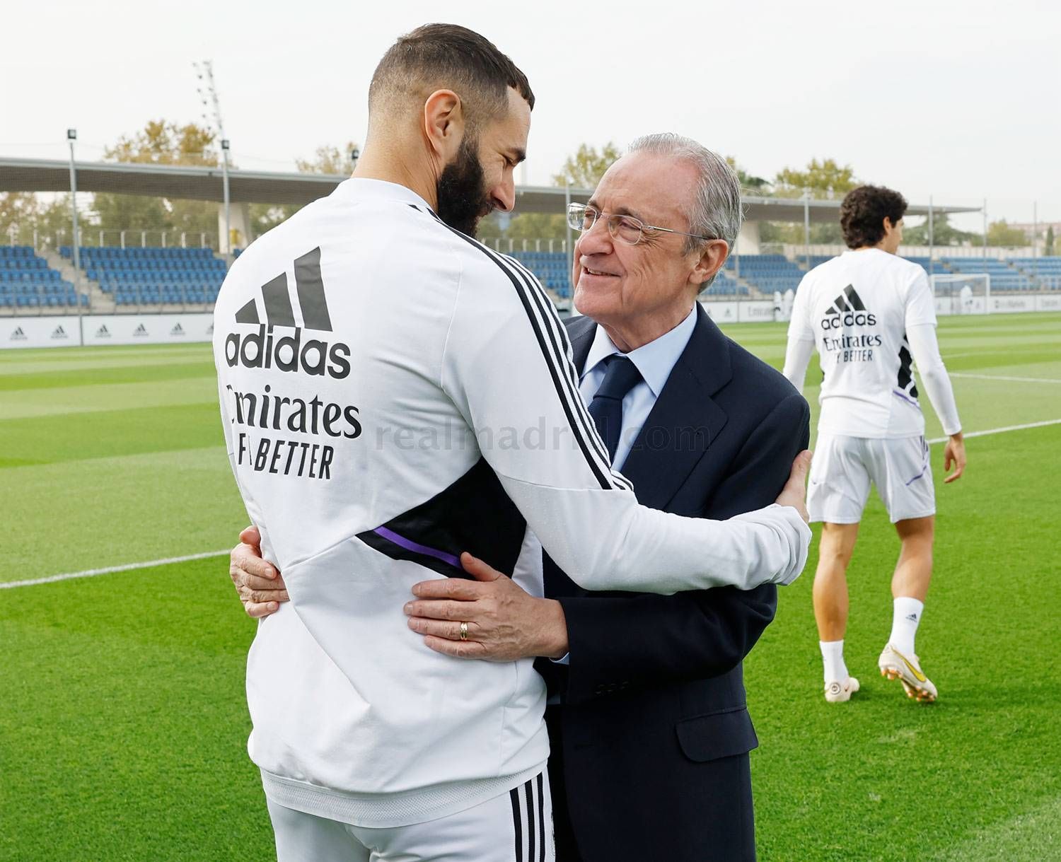  Florentino Pérez saluda a Benzema en el entrenamiento del Real Madrid.