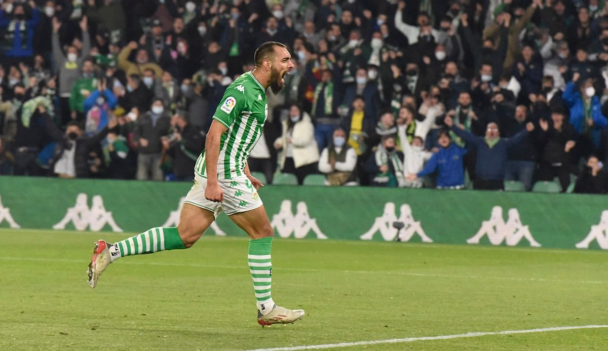  Borja Iglesias celebra uno de sus goles frente al Alavés