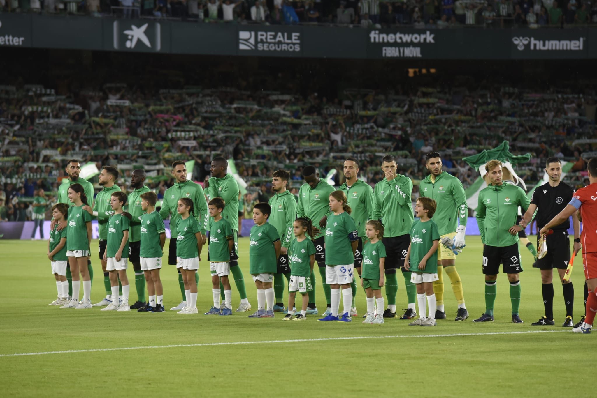 Los jugadores del Betis ante del partido ante el Almería (foto: Kiko Hurtado).