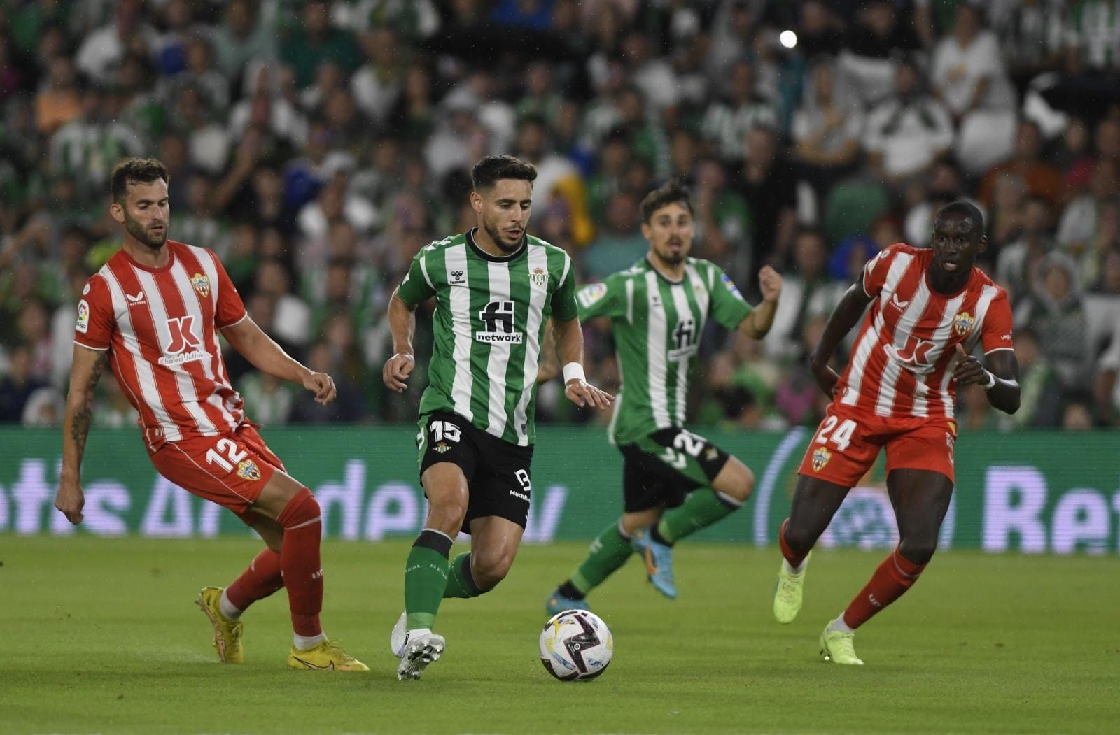  Álex Moreno con la pelota (foto: Kiko Hurtado).