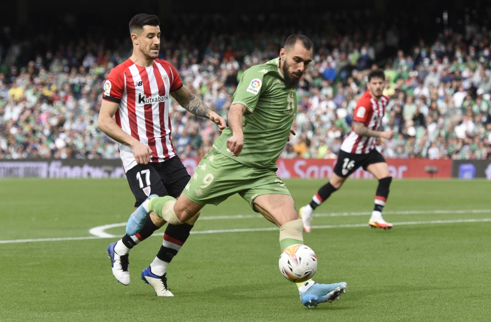Borja Iglesias le pega a la pelota en el Betis-Athletic (foto: Kiko Hurtado).