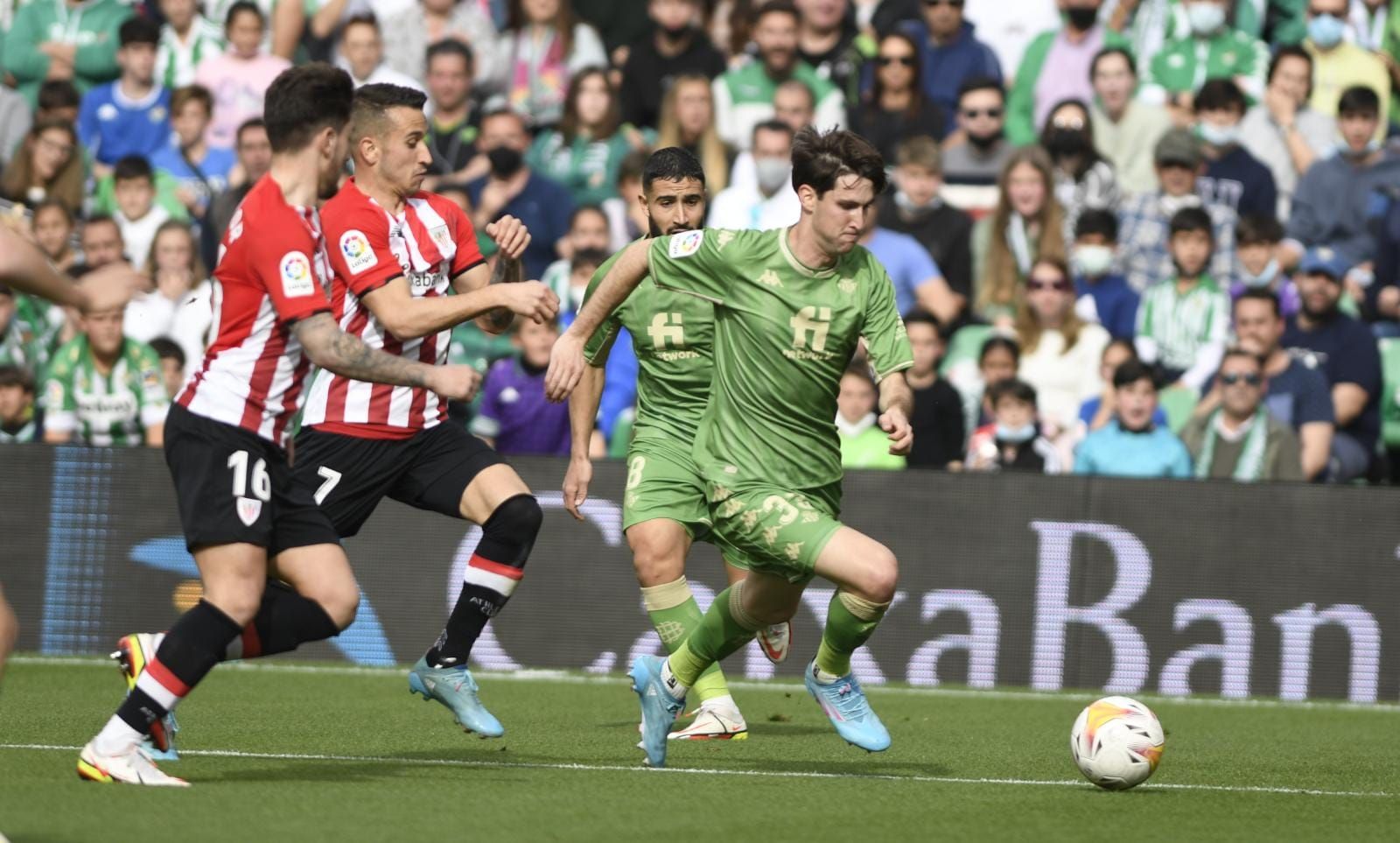 Juan Miranda con la pelota (foto: Kiko Hurtado).