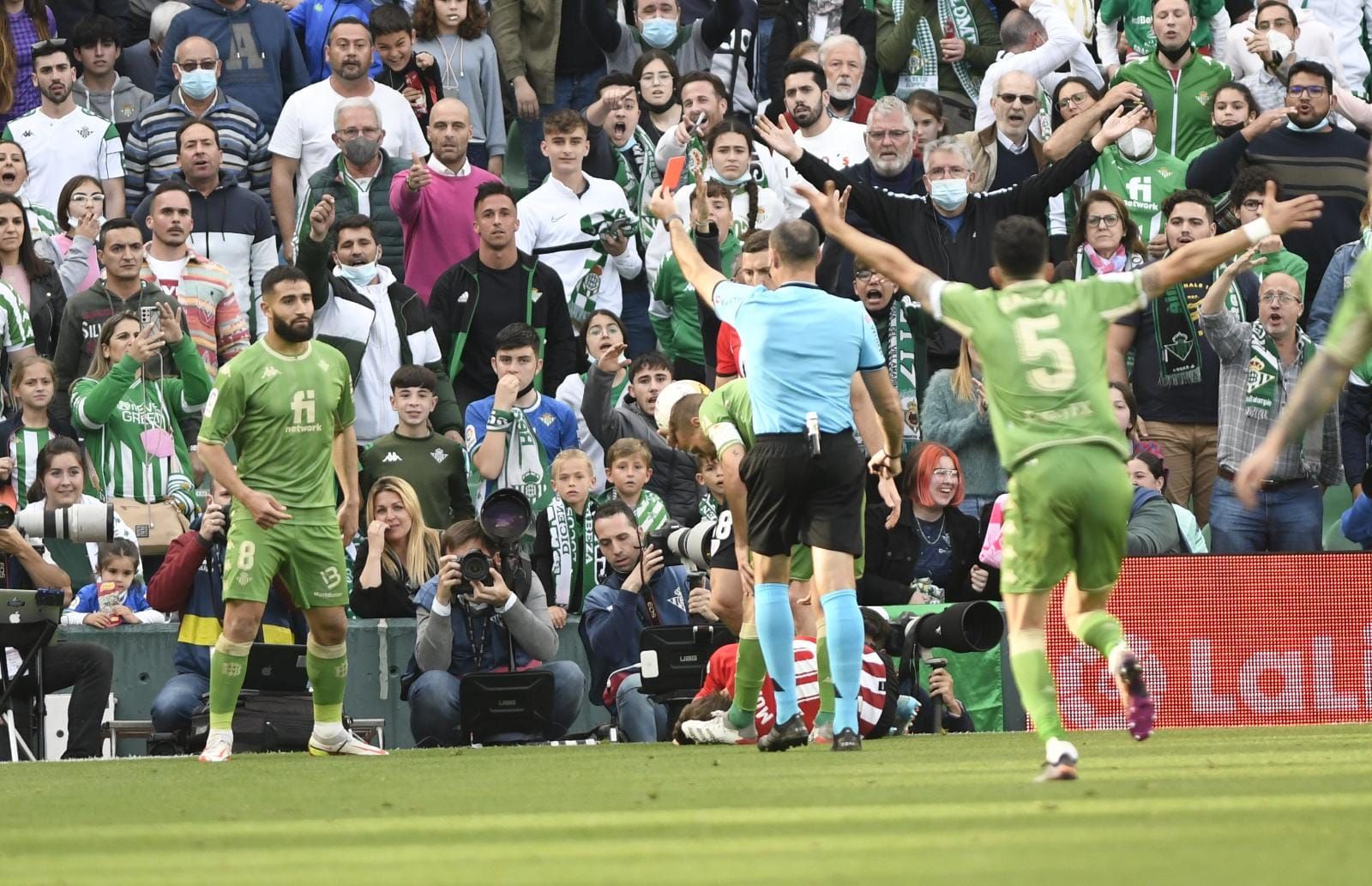 Fekir, expulsado por Mateu Lahoz.