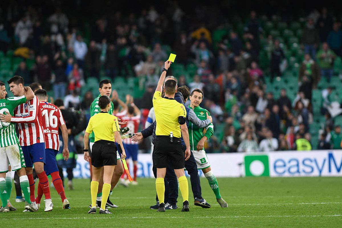  Estrada Fernández amonesta a Guardado tras el final del encuentro.