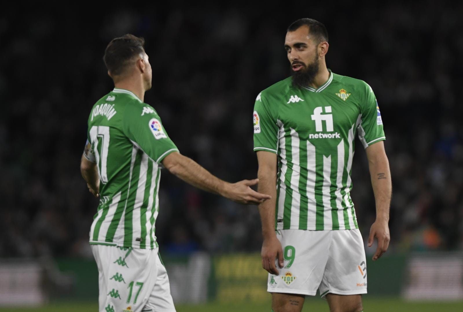 Joaquín y Borja Iglesias dialogan en el choque ante el Atlético.