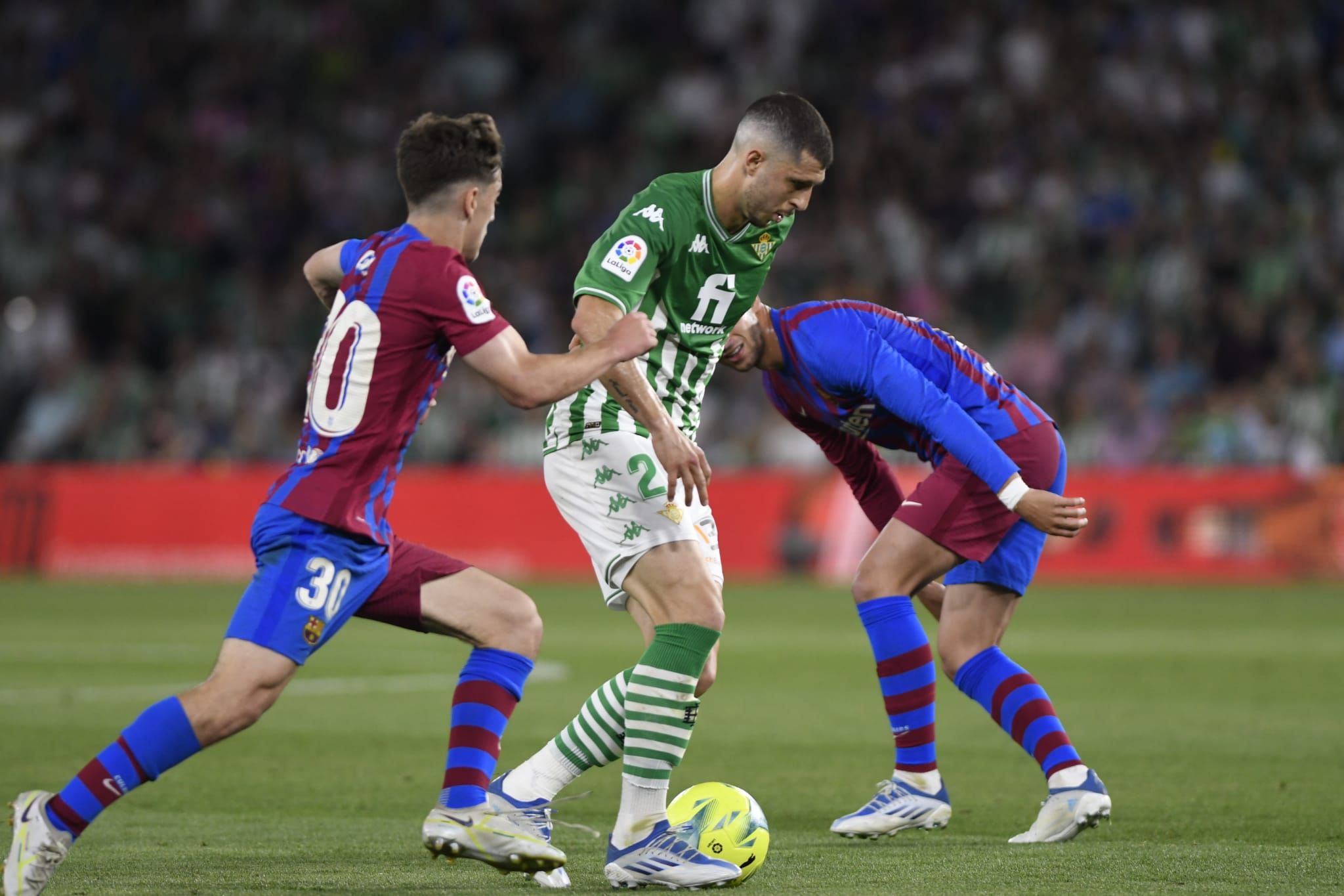  Guido Rodríguez entre Gavi y Ferrán (foto: Kiko Hurtado).