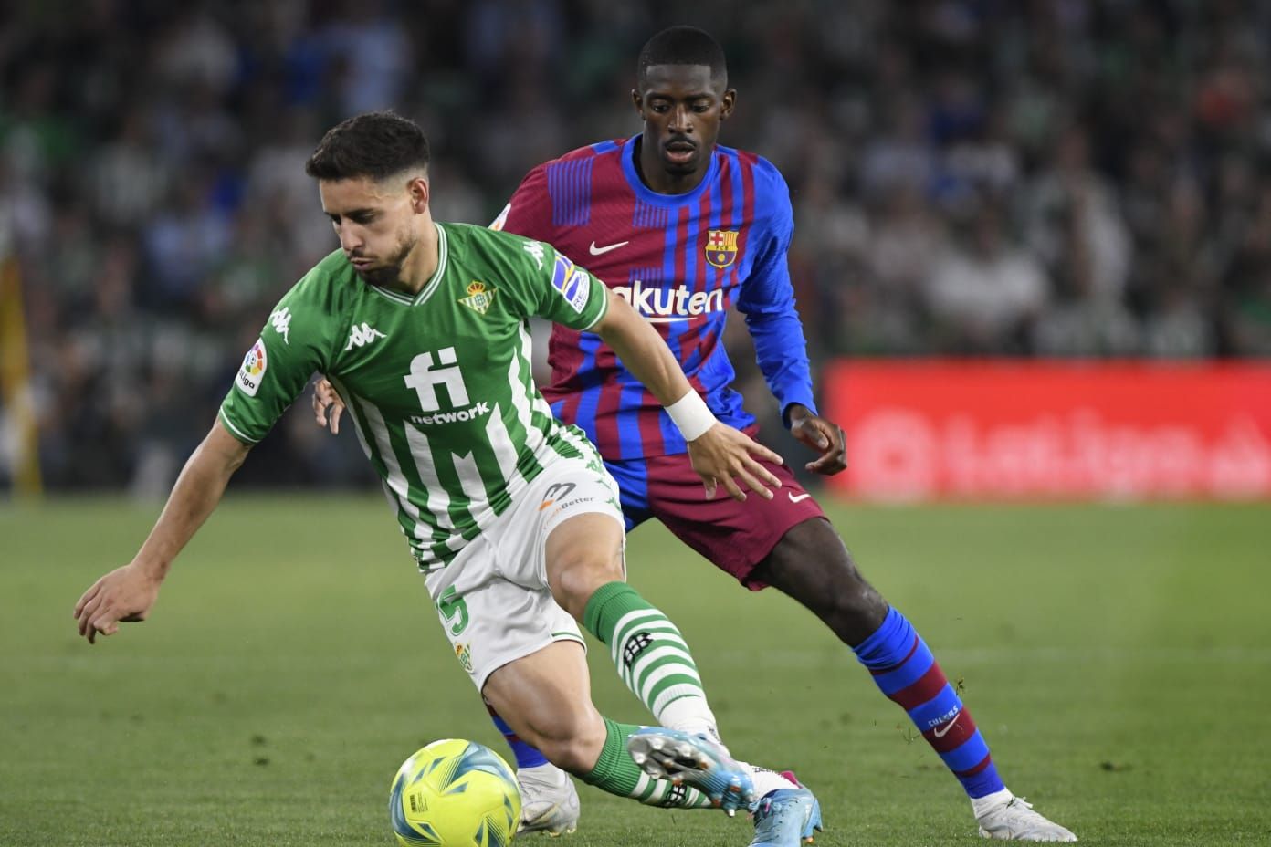 Álex Moreno pudo con Dembelé y tuvo fuerzas para llegar arriba con peligro.