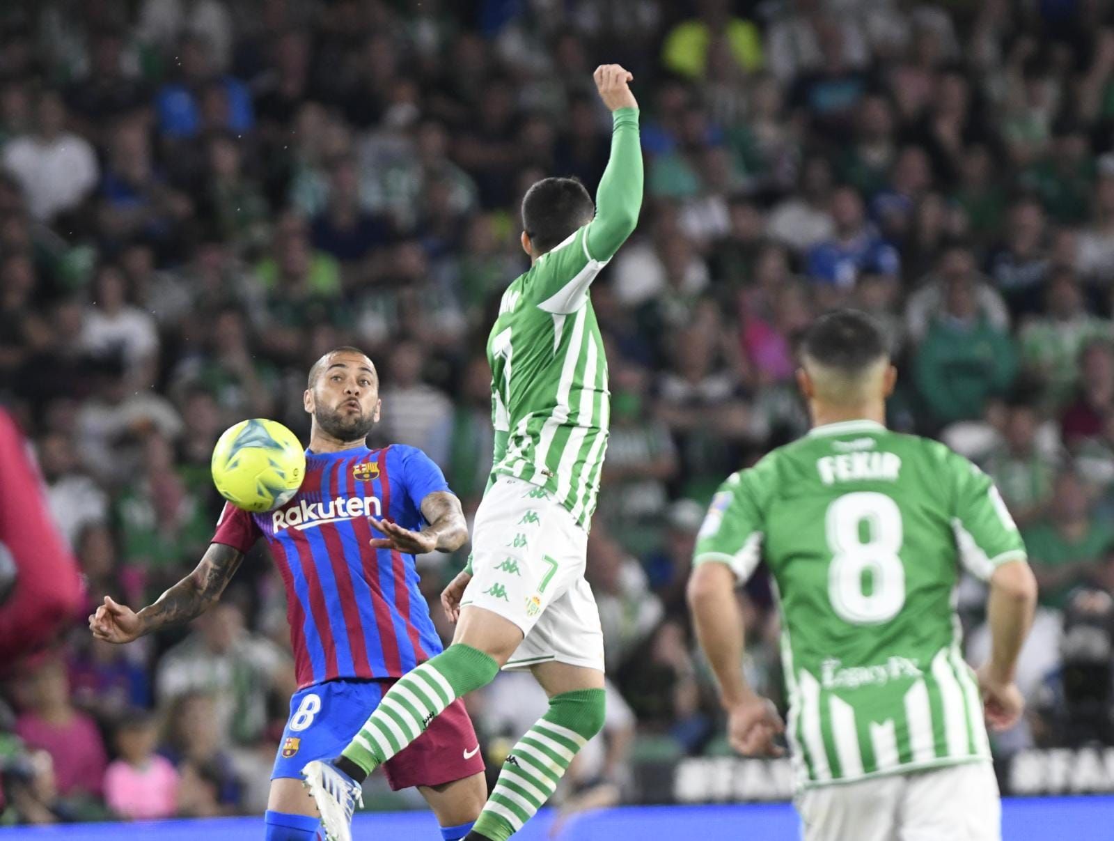 Juanmi, que tuvo varias ocasiones, lucha con Alves.