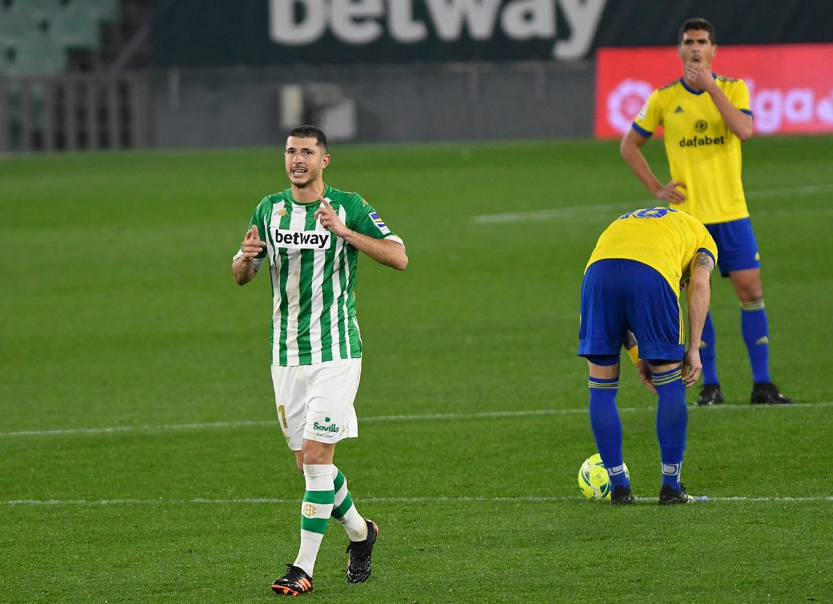  Guido Rodríguez celebra su gol en el Betis - Cádiz.