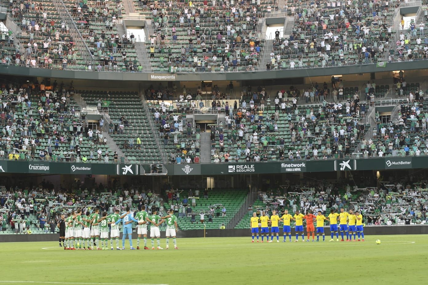 Jugadores del Betis y del Cádiz antes del partido.