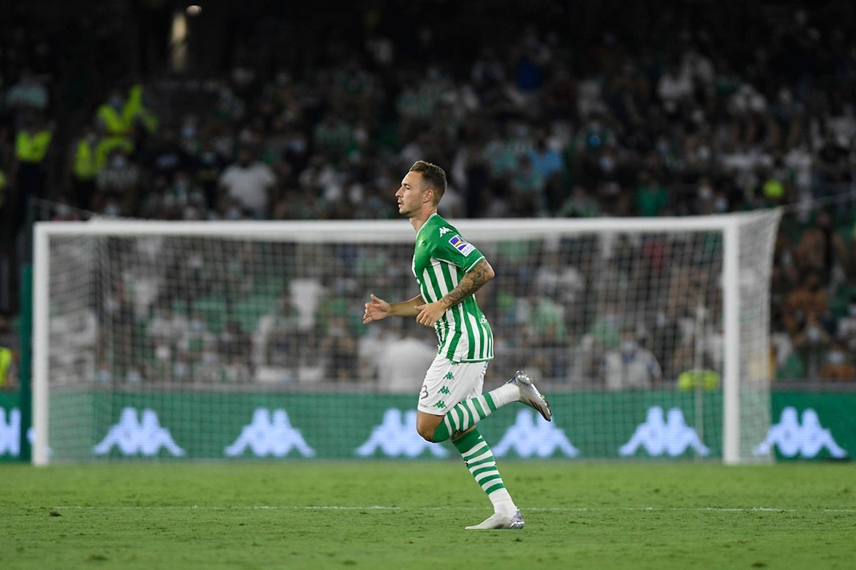  Loren salta al campo en el Betis-Cádiz del pasado viernes.