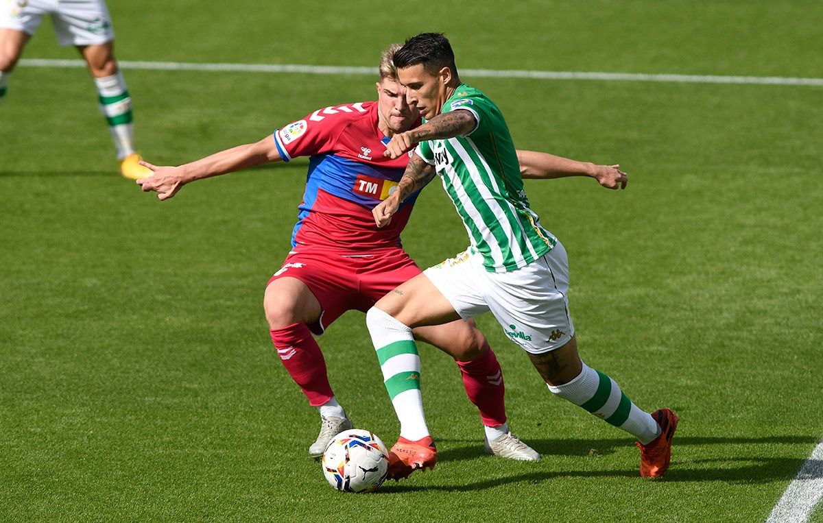  Tello con la pelota pegada al pie (foto: Kiko Hurtado).