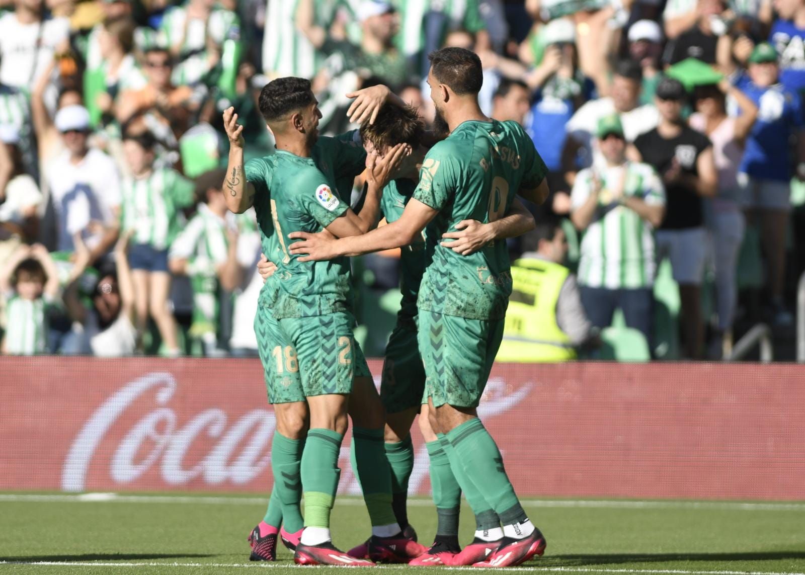  Guardado, Borja y Ayoze celebran con Miranda el segundo gol del Betis.