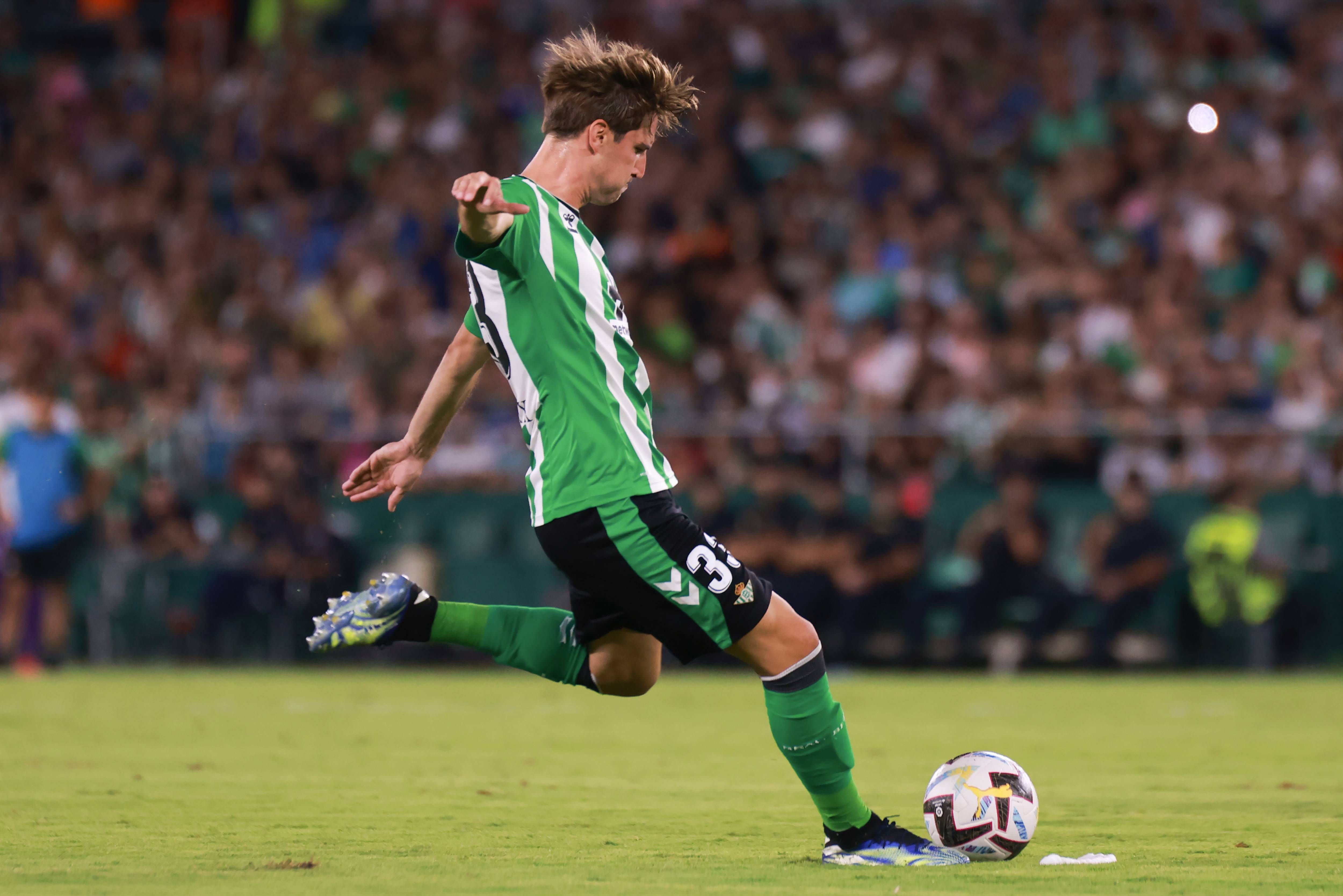  Miranda golpea para marcar su gol a la Fiorentina.