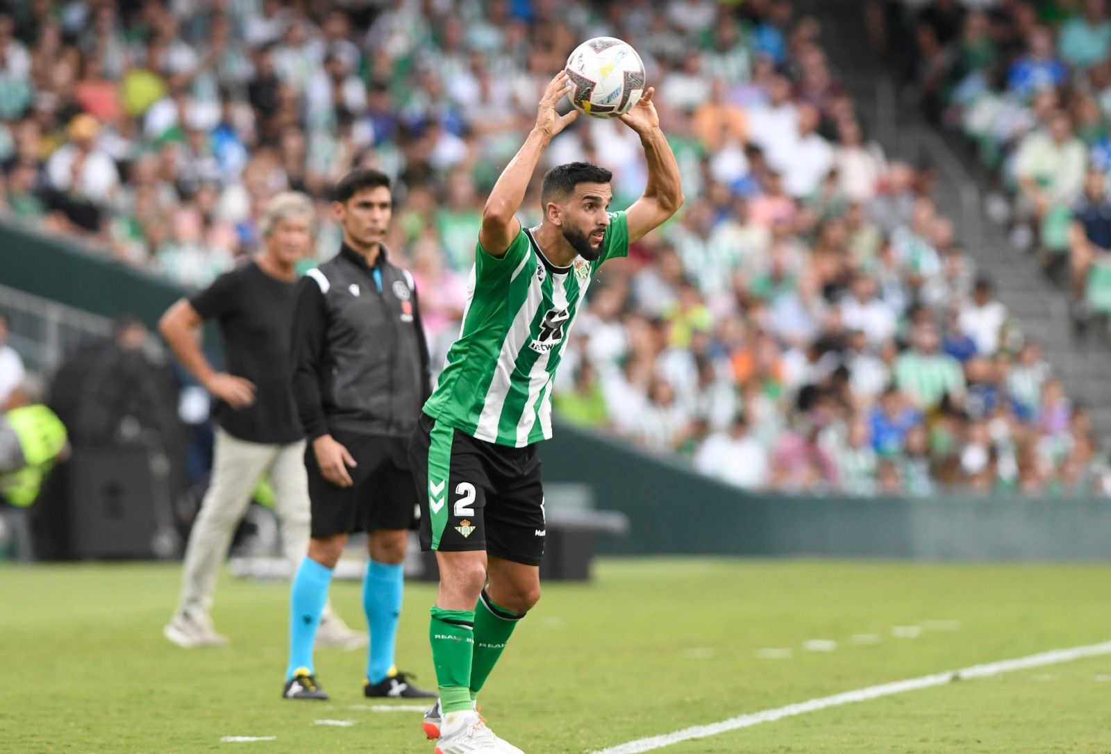  Martín Montoya, ante el Girona
