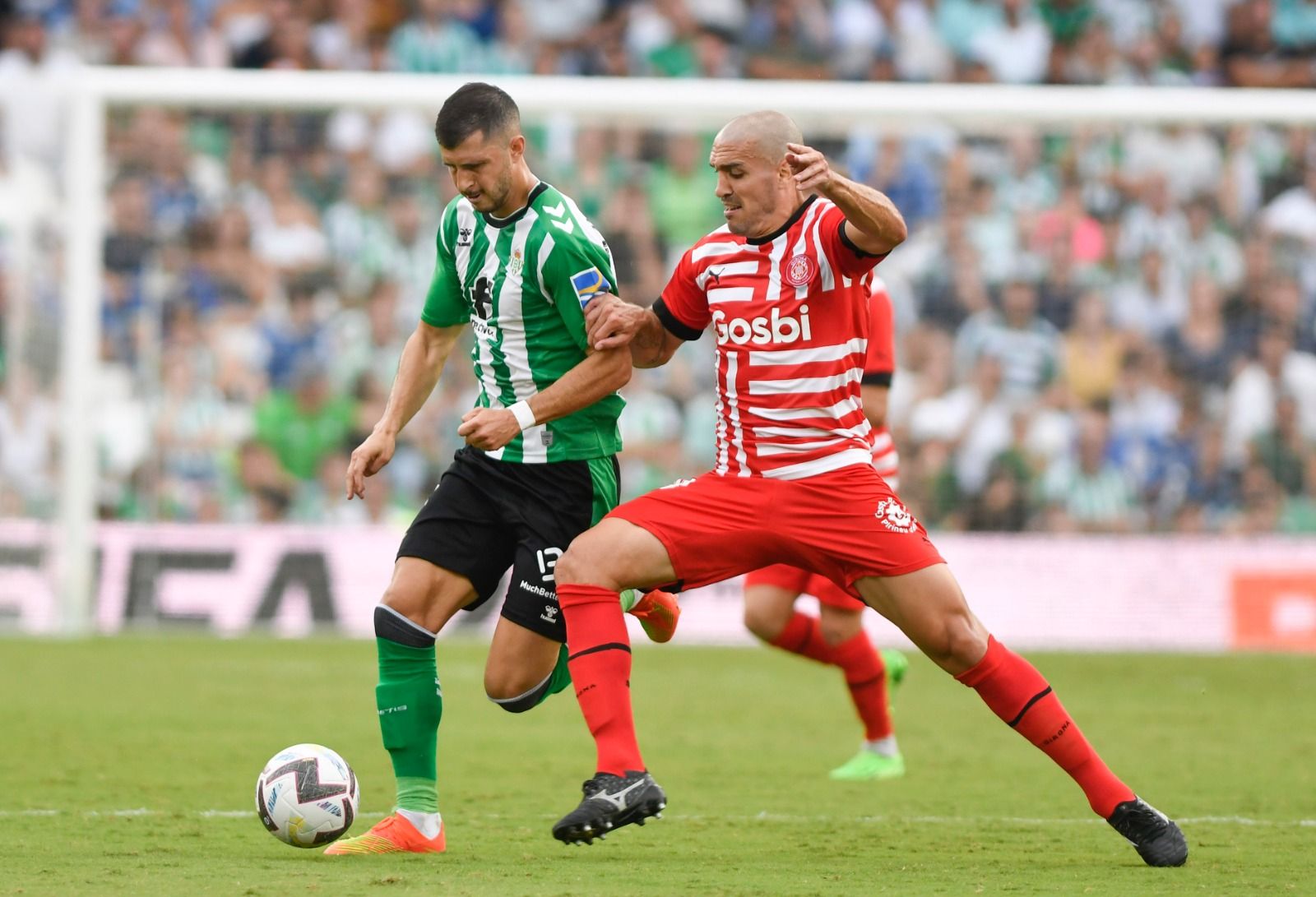 Guido trata de superar a Oriol Romeu, sostén del Girona en mediocampo.