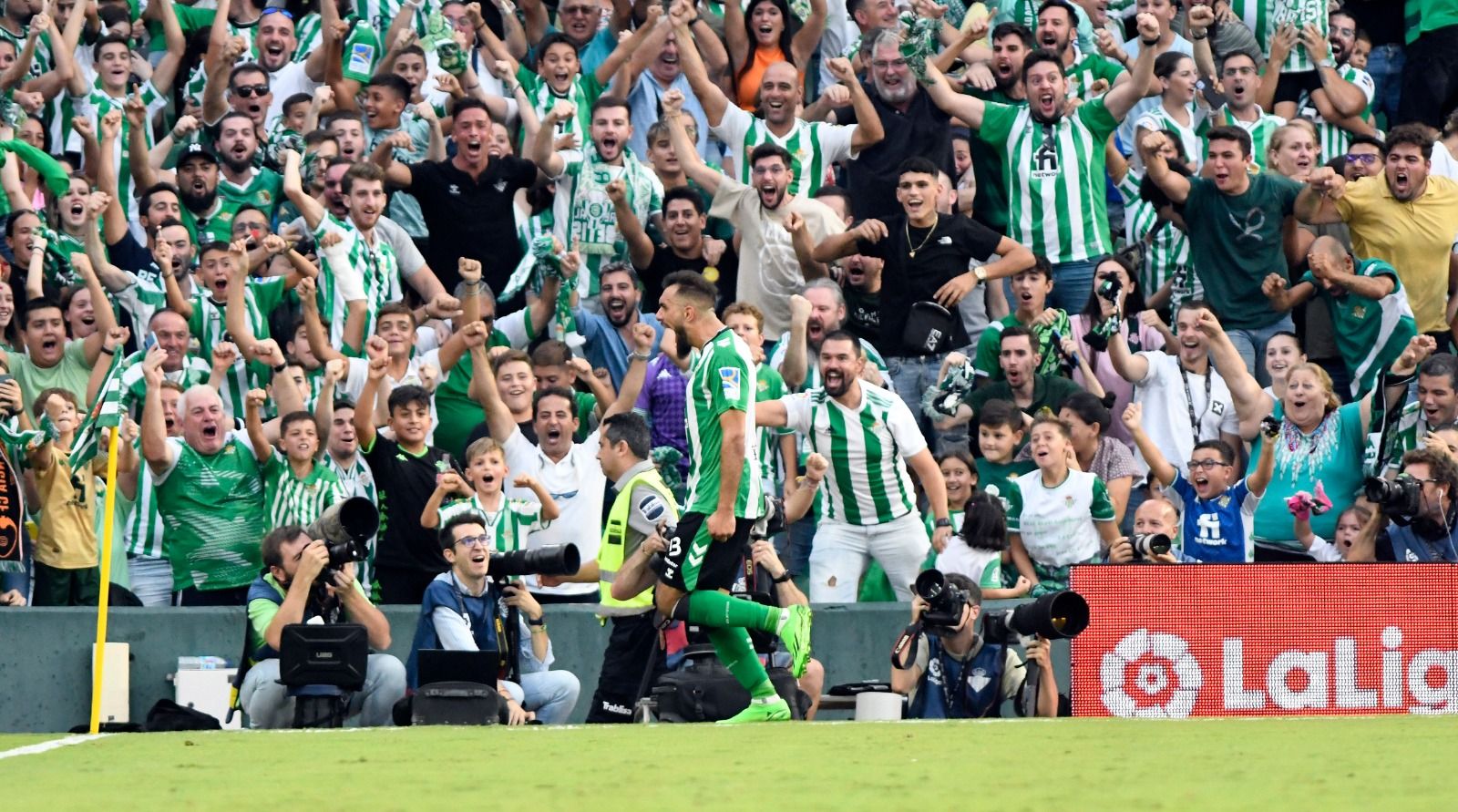  Borja Iglesias celebra su segundo gol en el Betis - Girona.